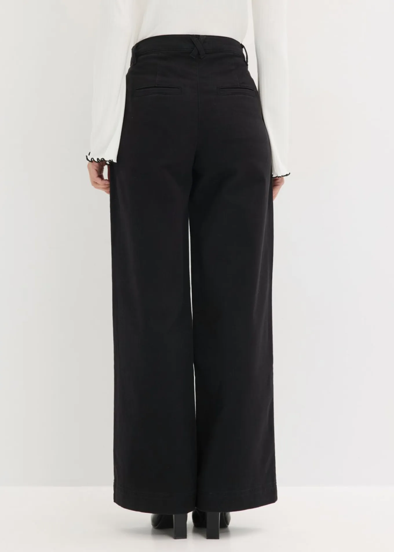 Pantalón de pernera ancha con cinturilla cómoda y pinzas