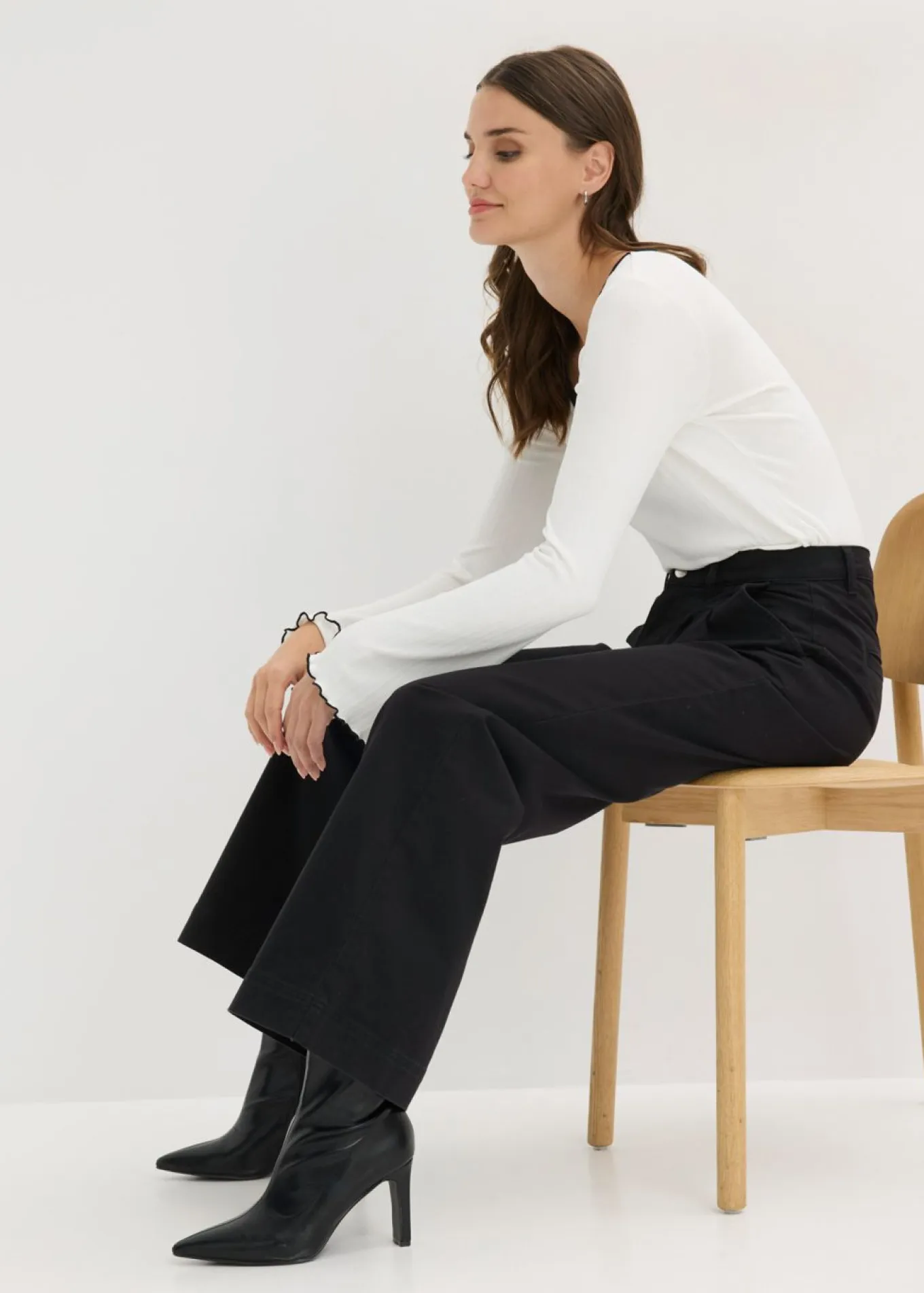 Pantalón de pernera ancha con cinturilla cómoda y pinzas