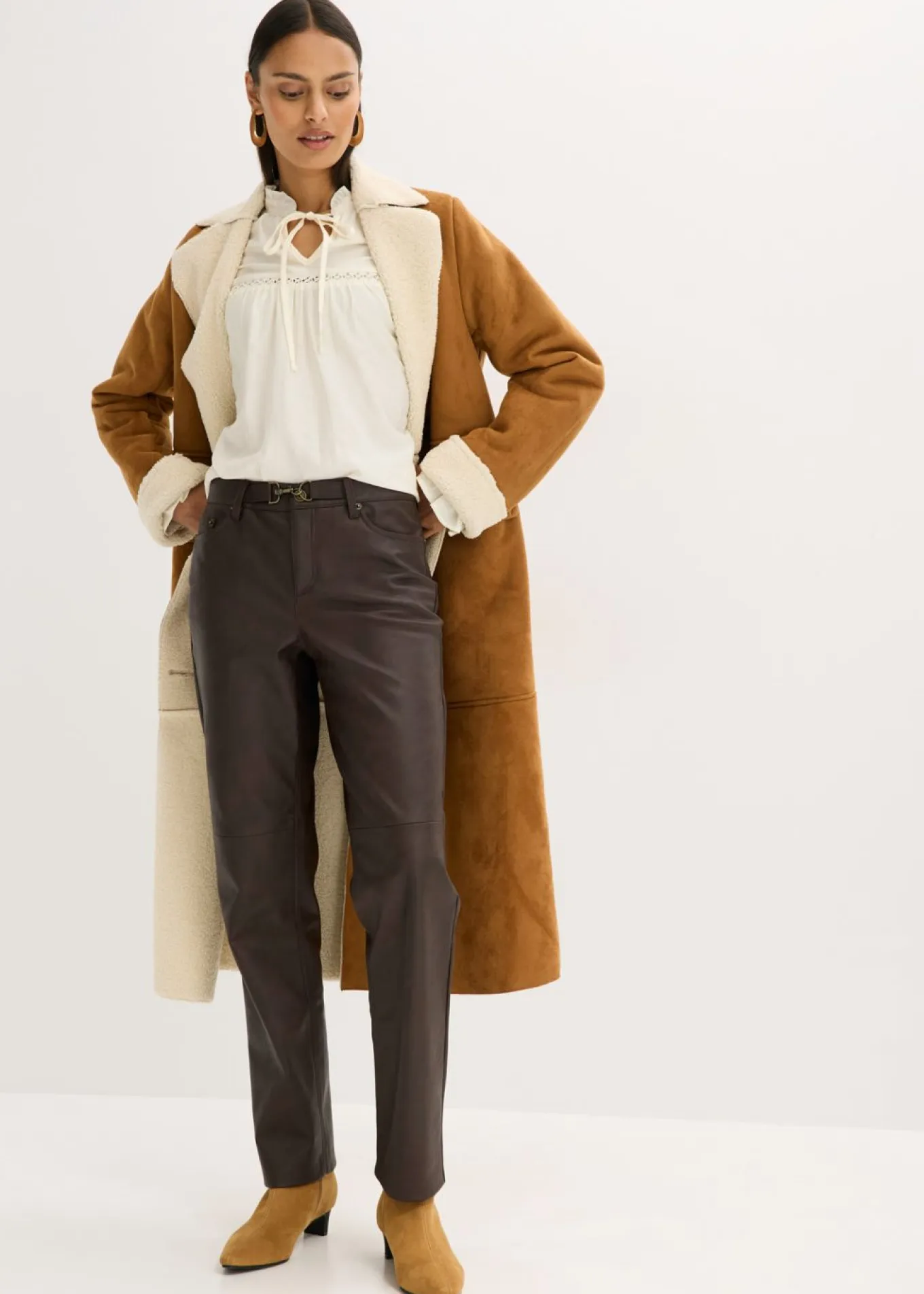 Pantalón de piel sintética con efecto desgastado