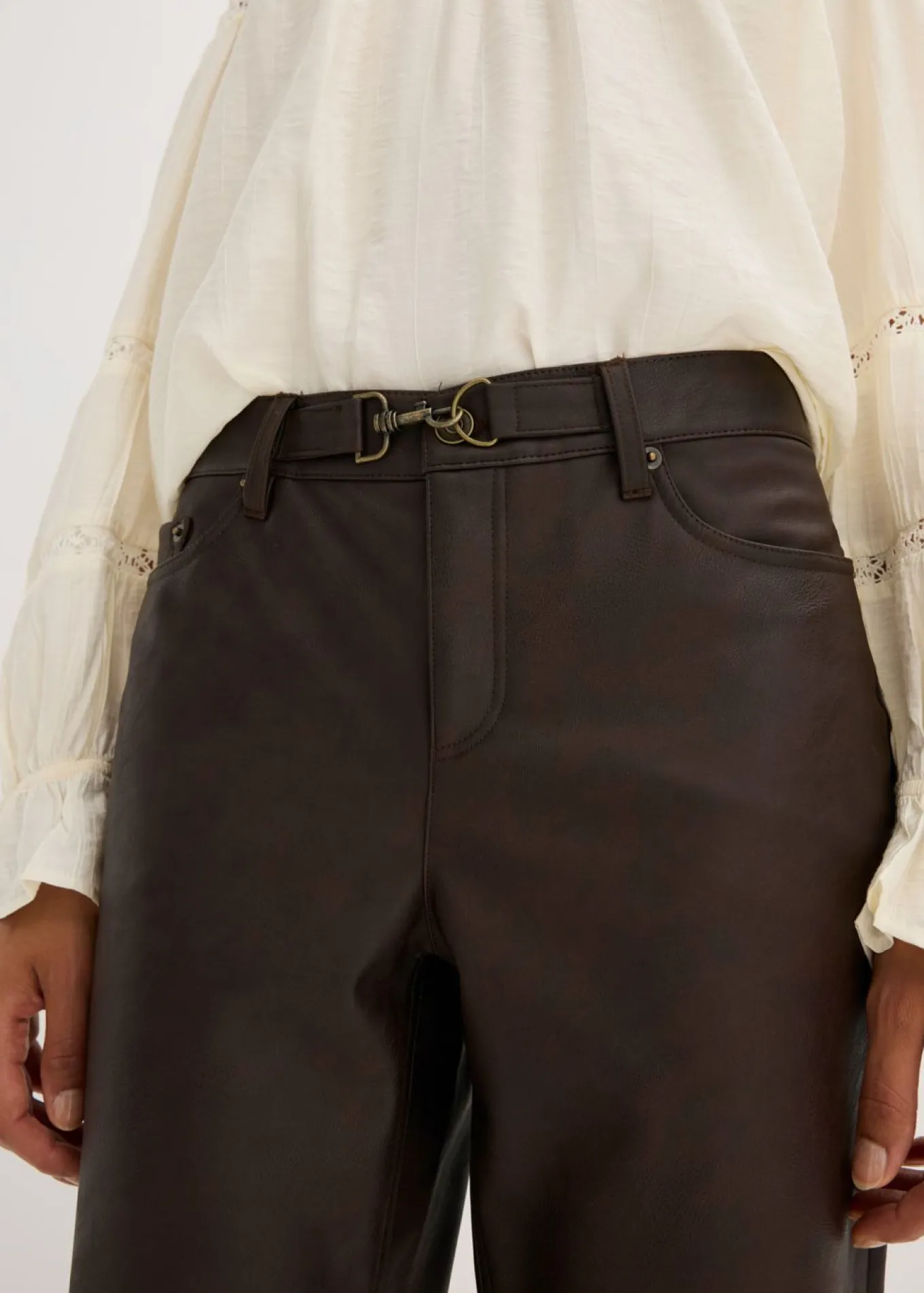 Pantalón de piel sintética con efecto desgastado