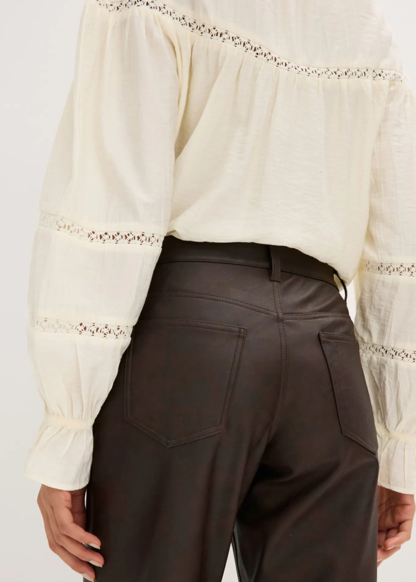 Pantalón de piel sintética con efecto desgastado