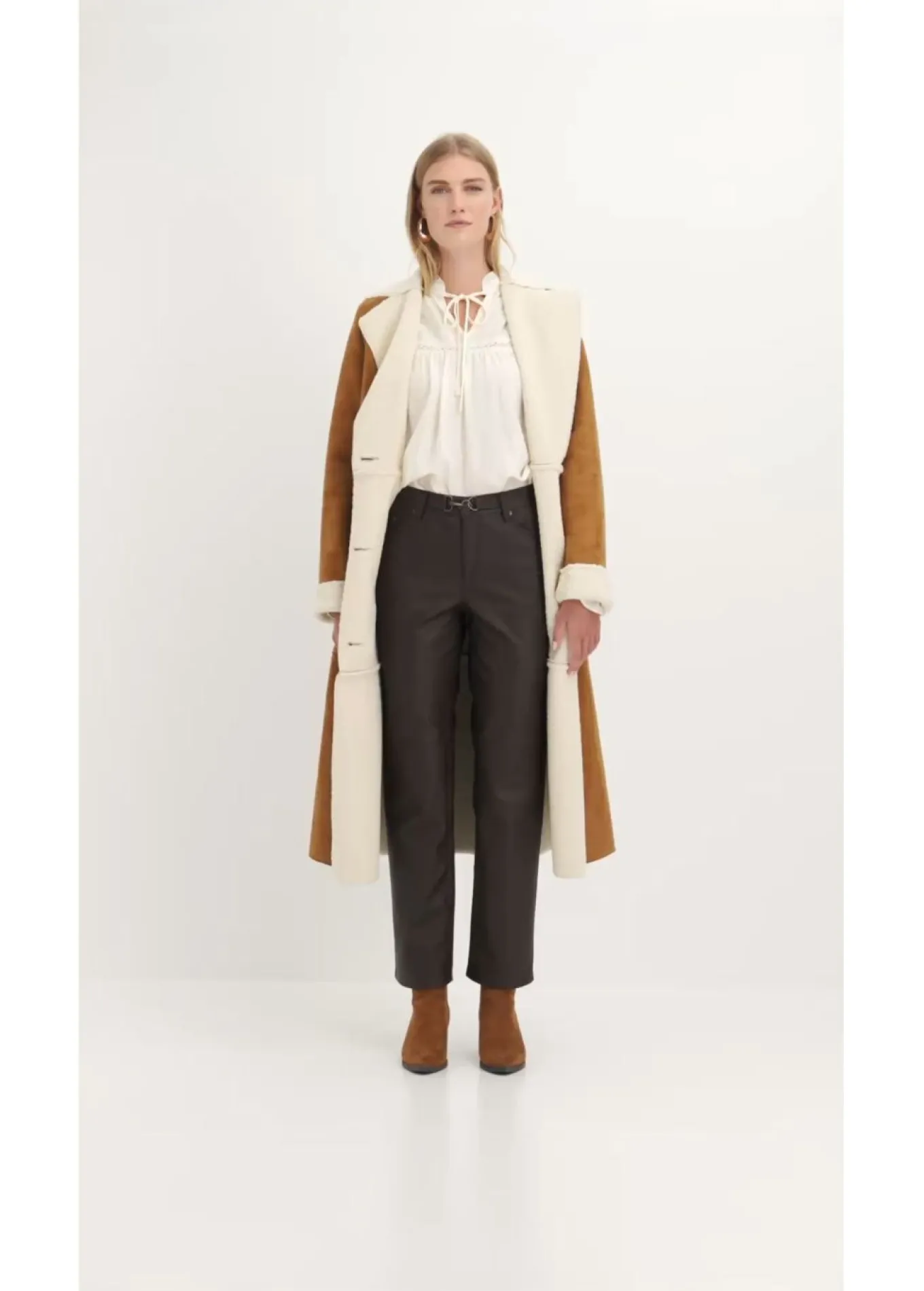 Pantalón de piel sintética con efecto desgastado