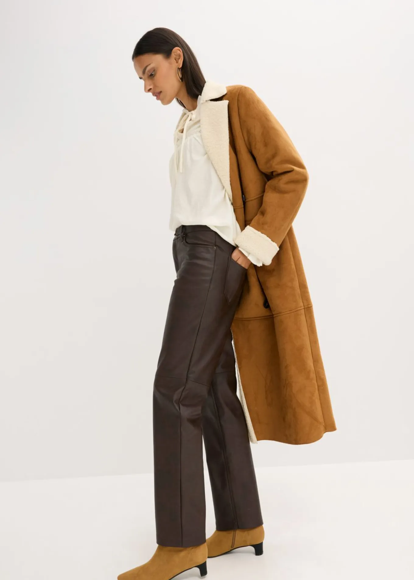 Pantalón de piel sintética con efecto desgastado