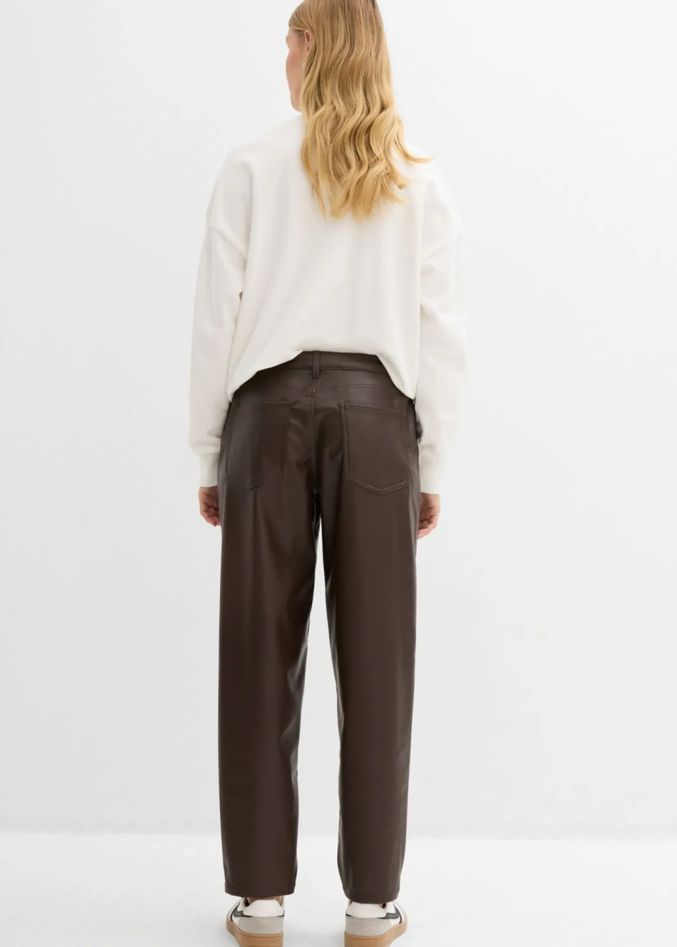 Pantalón de piel sintético con corte barrel y talle medio