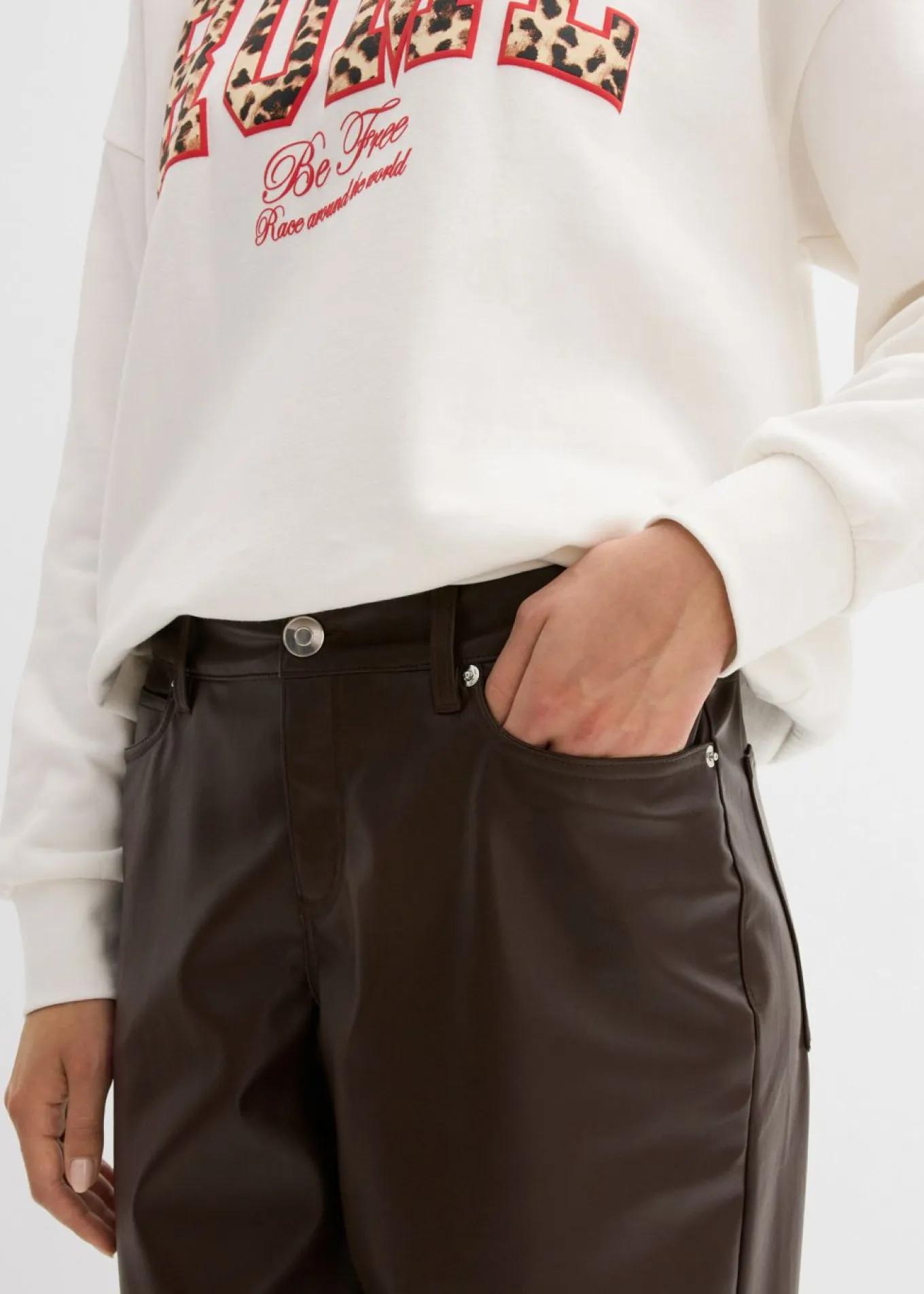 Pantalón de piel sintético con corte barrel y talle medio