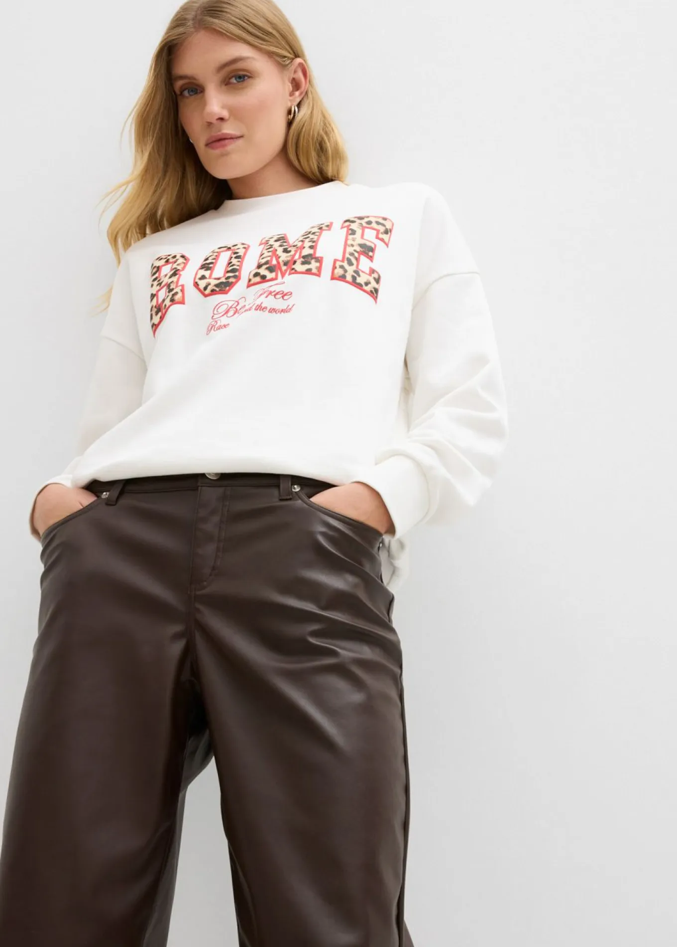 Pantalón de piel sintético con corte barrel y talle medio