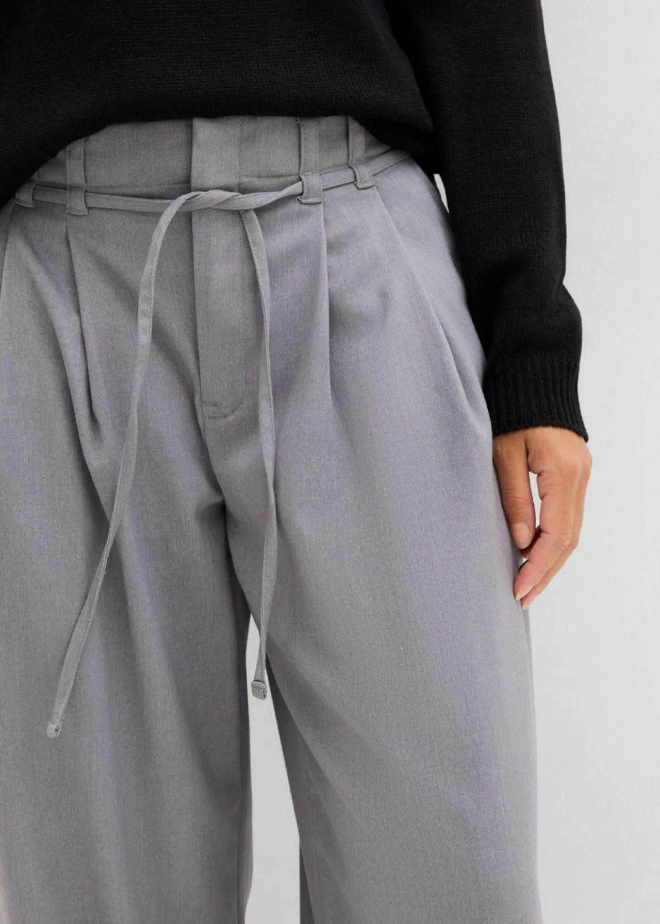 Pantalón de pinzas con cordón