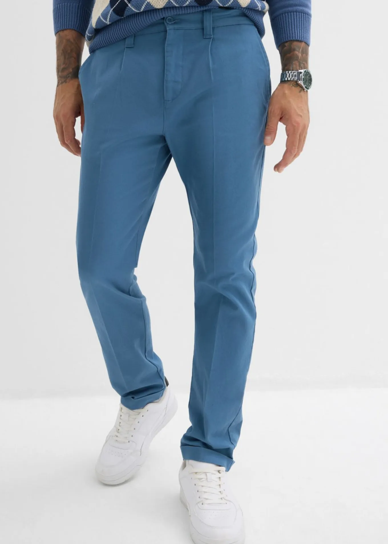 Pantalón de pinzas de sarga de algodón con corte regular y recto