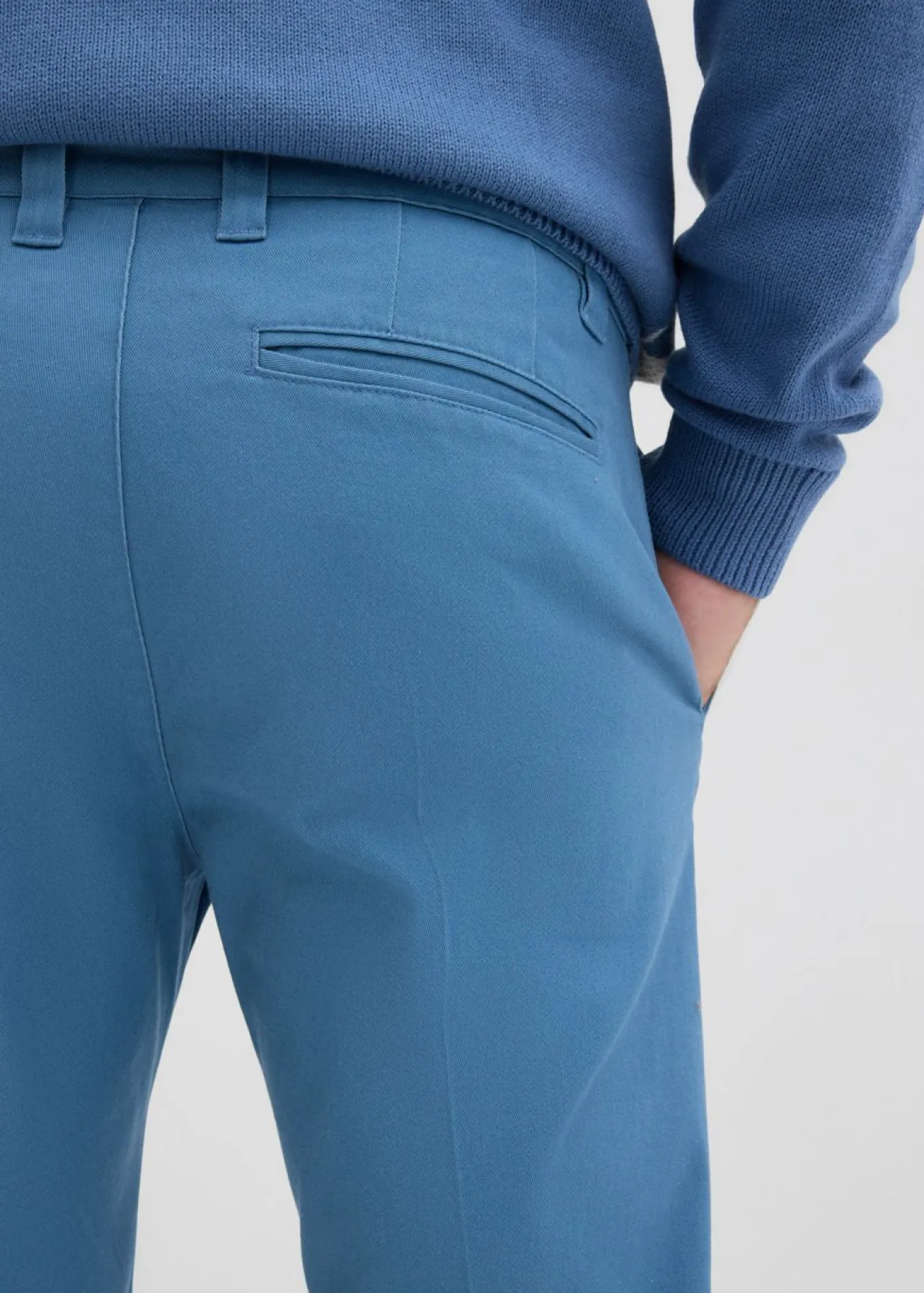 Pantalón de pinzas de sarga de algodón con corte regular y recto