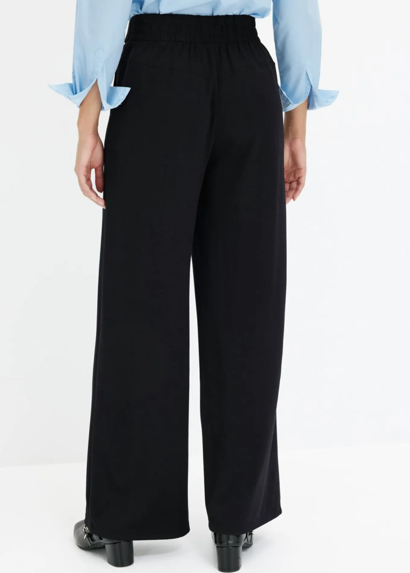 Pantalón de punto con cierre decorativo