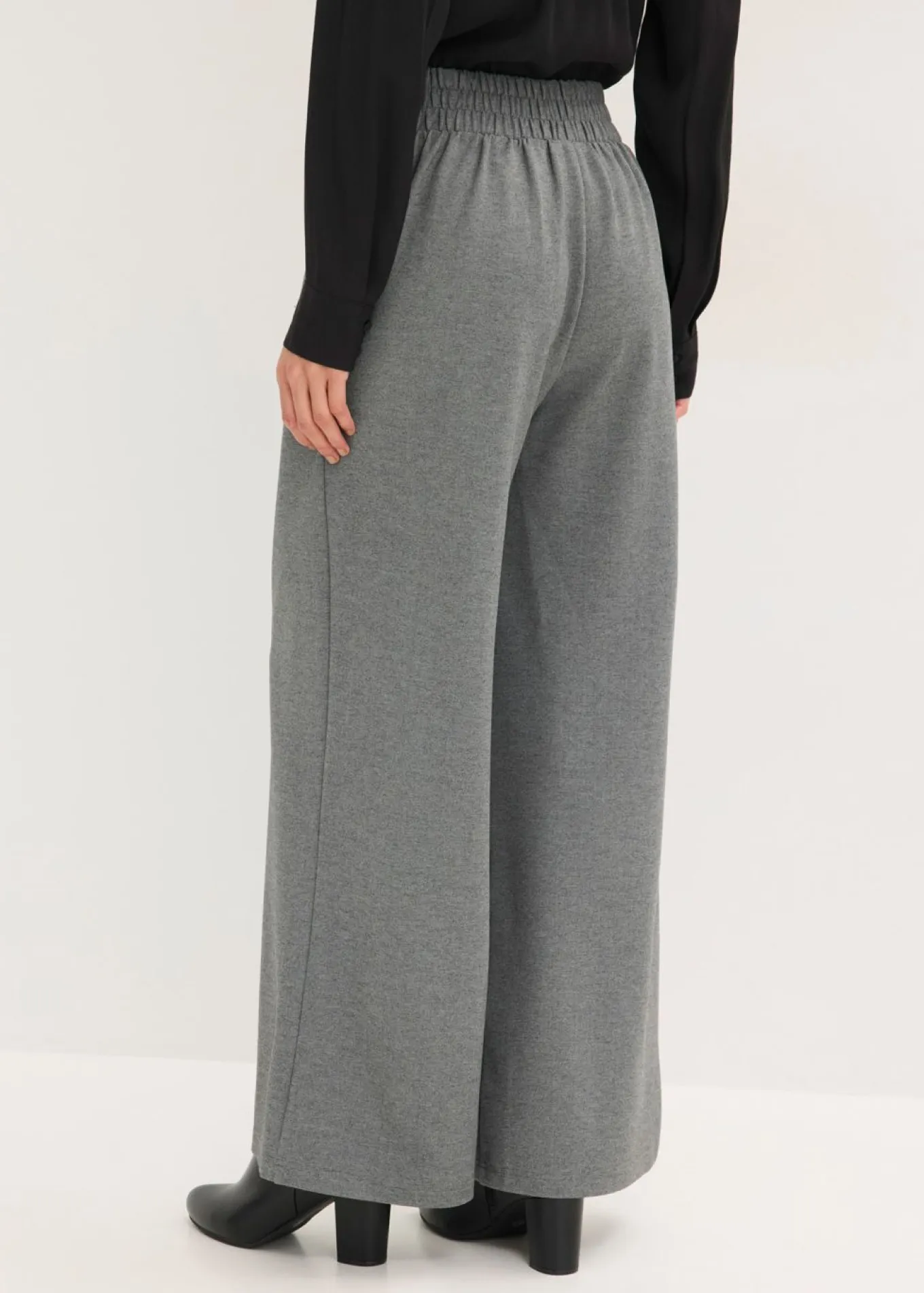 Pantalón de punto con cierre decorativo