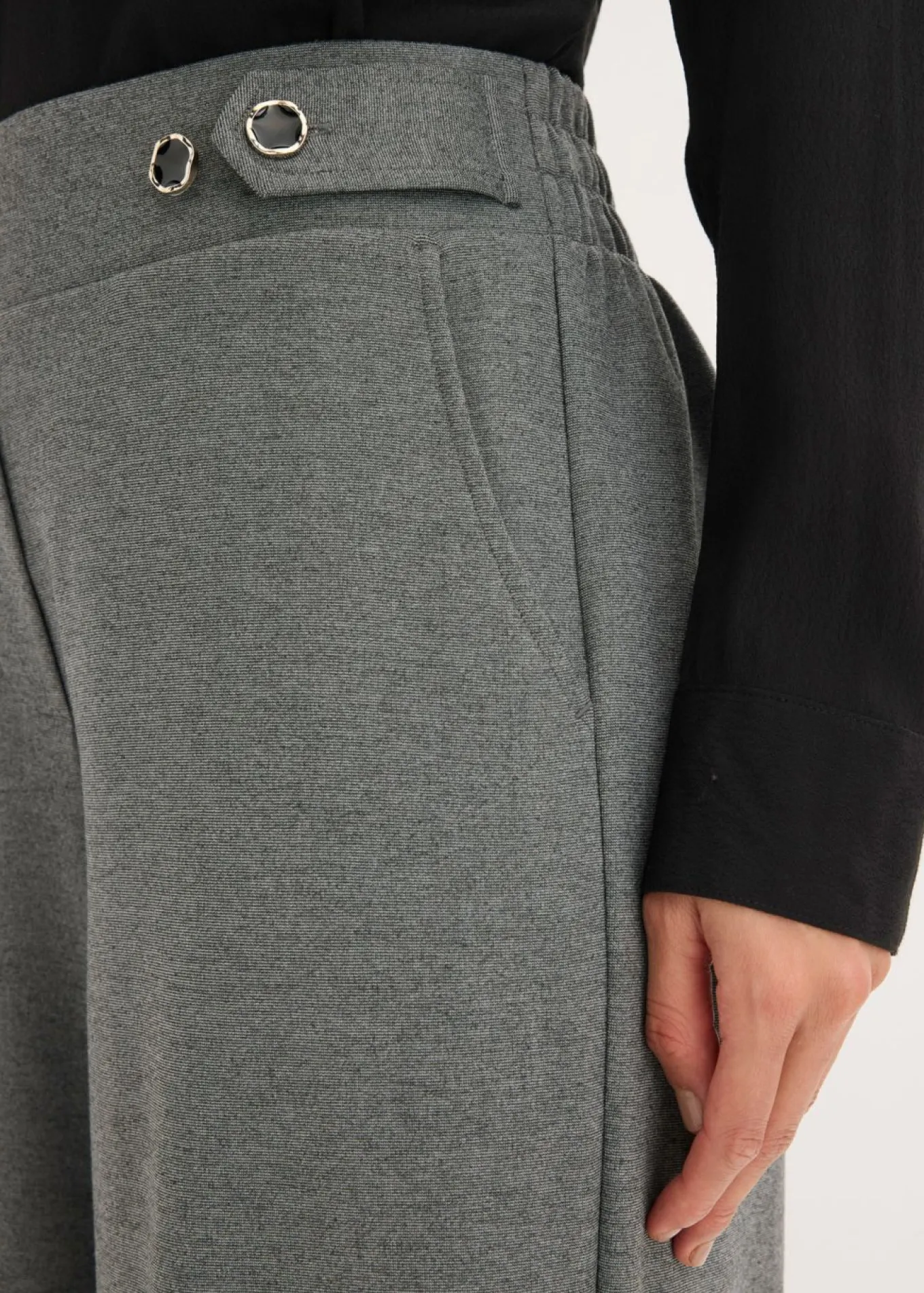 Pantalón de punto con cierre decorativo