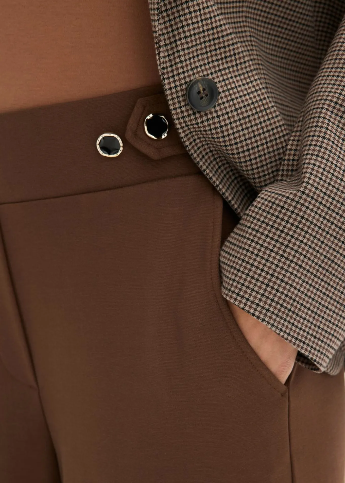 Pantalón de punto con cierre decorativo