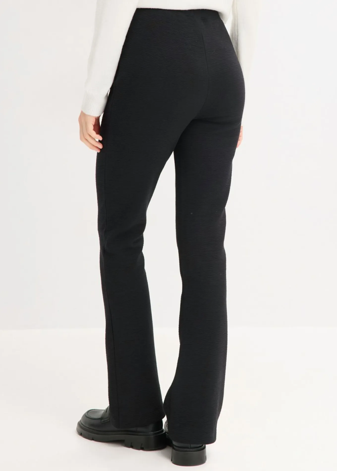 Pantalón de punto con efecto arrugado