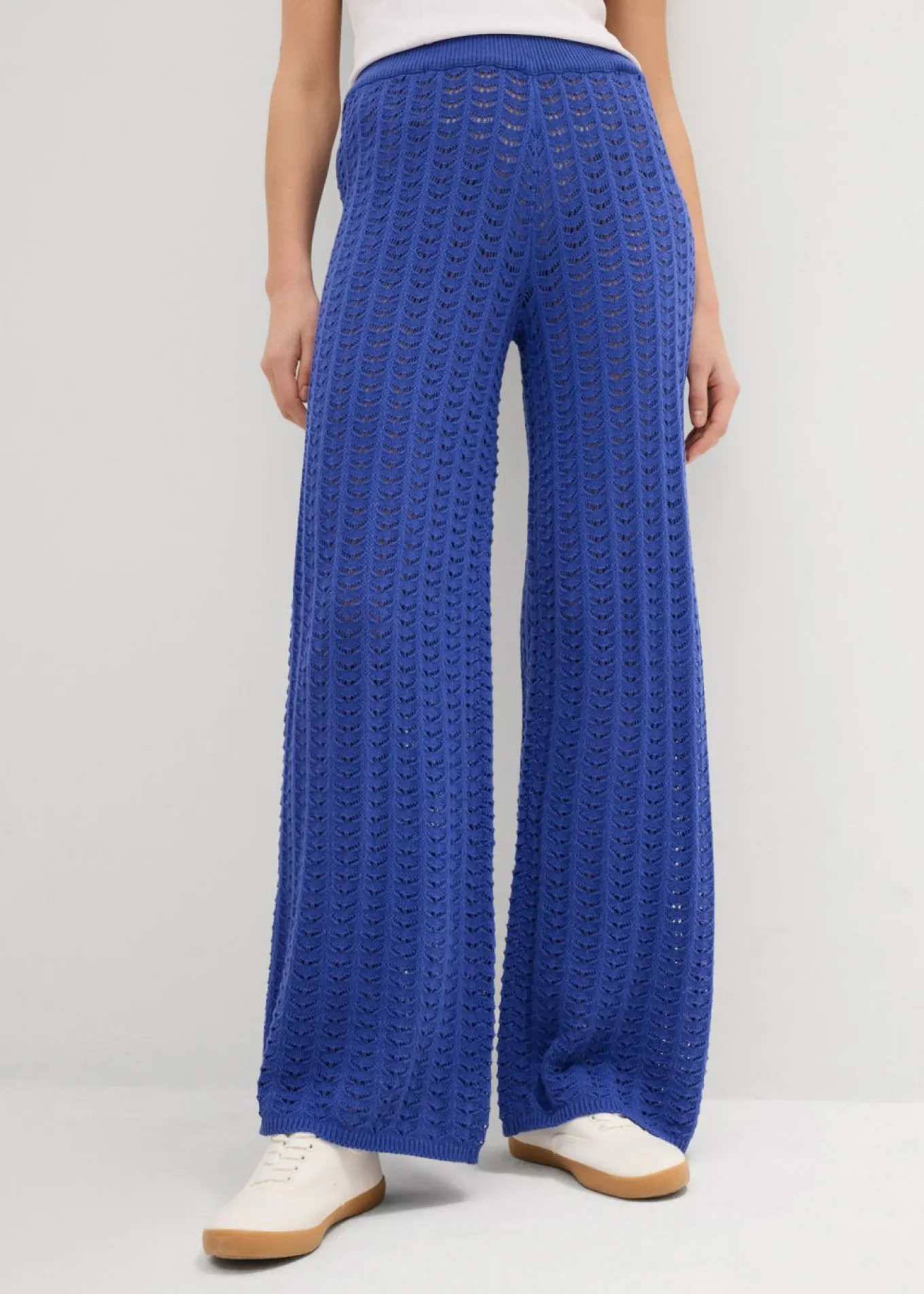 Pantalón de punto con patrón calado