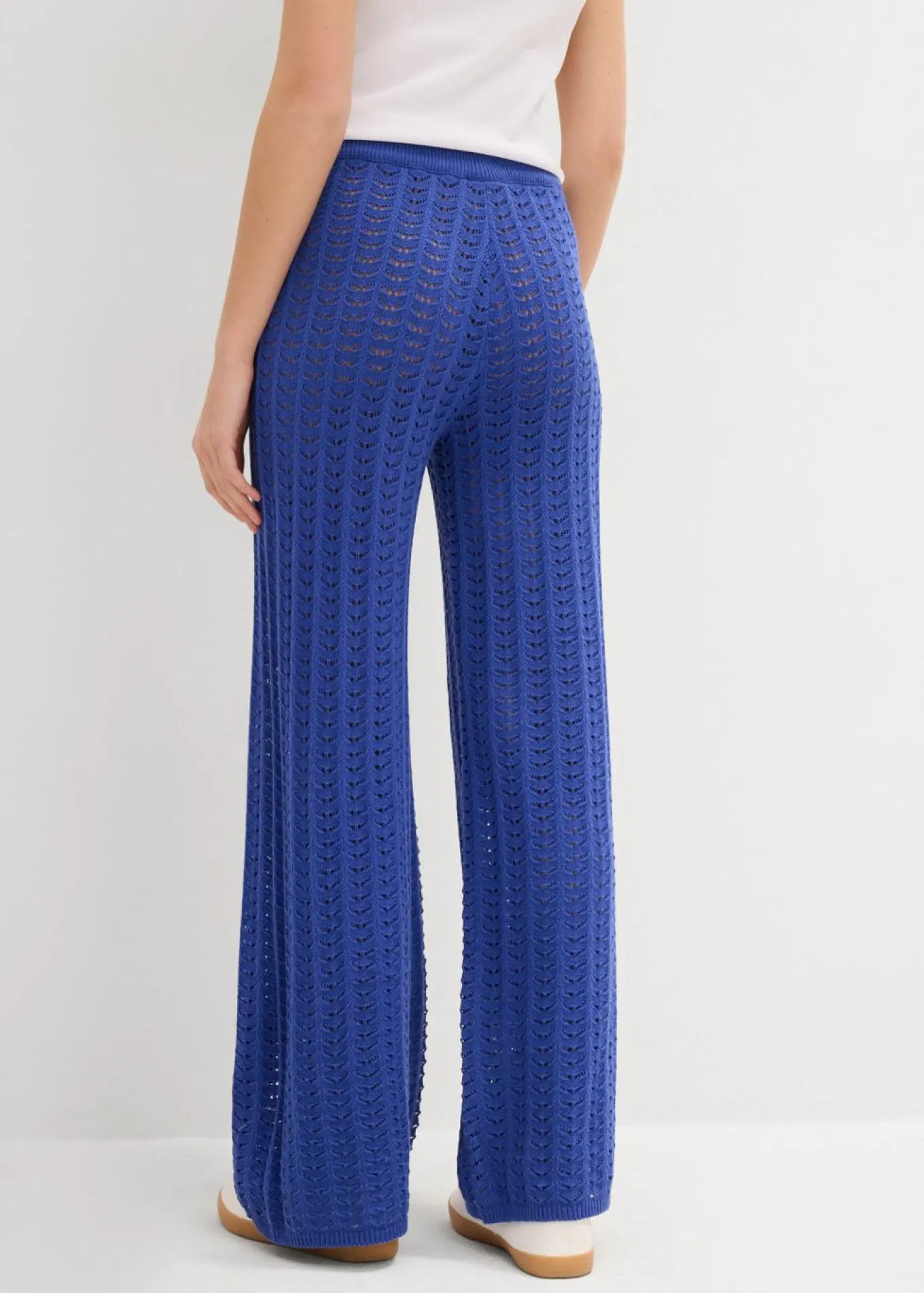 Pantalón de punto con patrón calado
