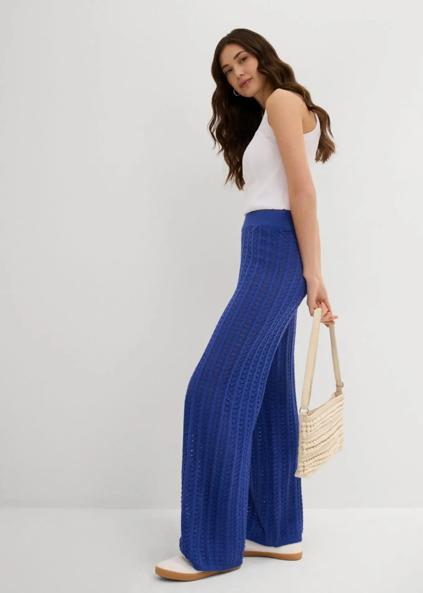 Pantalón de punto con patrón calado