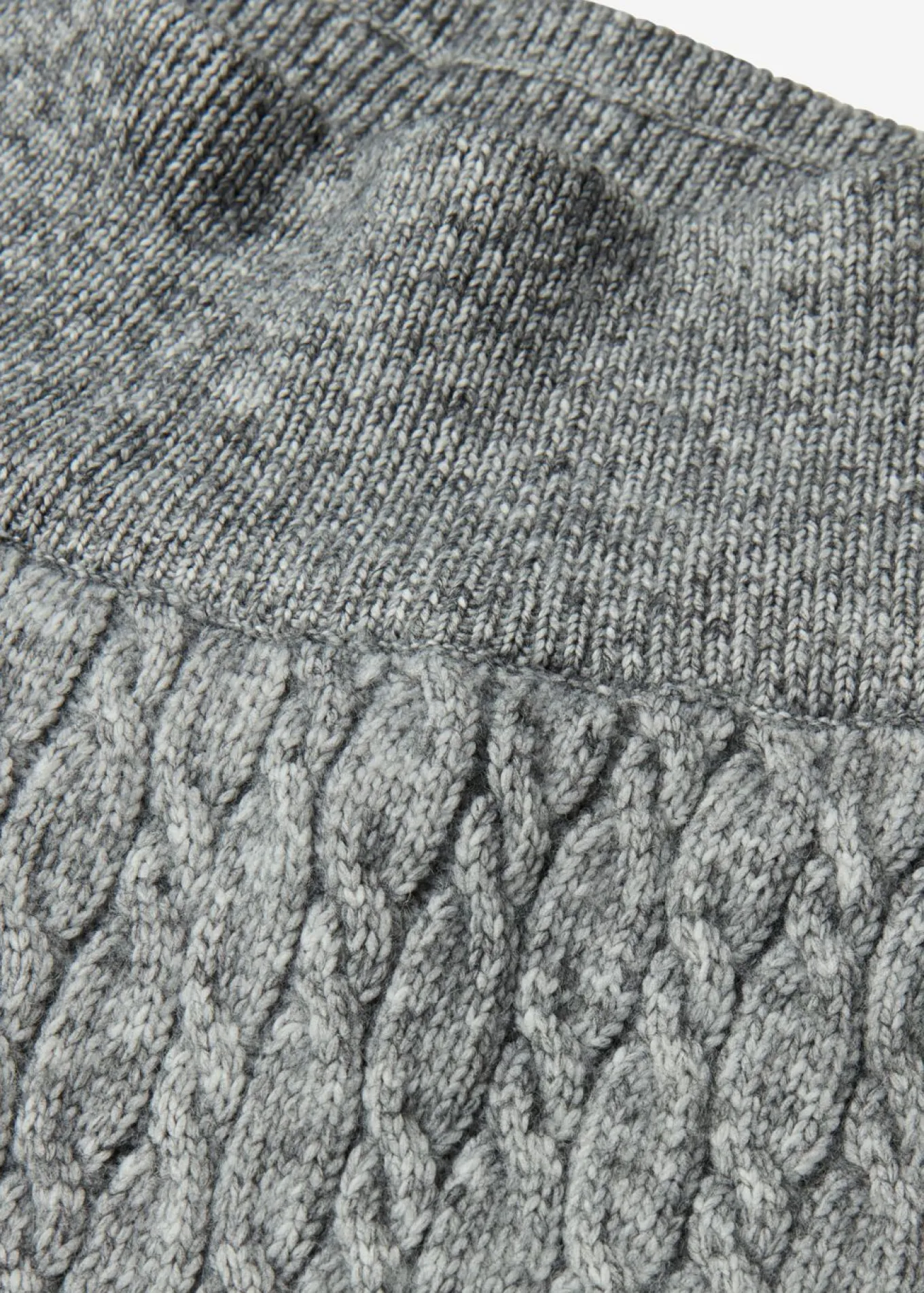 Pantalón de punto con patrón trenzado