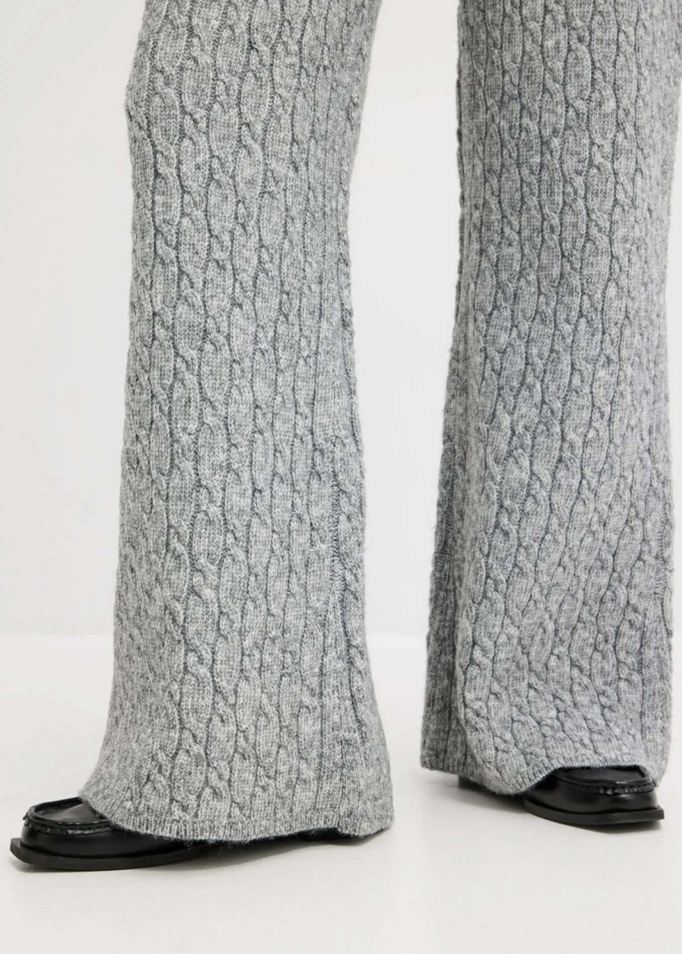Pantalón de punto con patrón trenzado