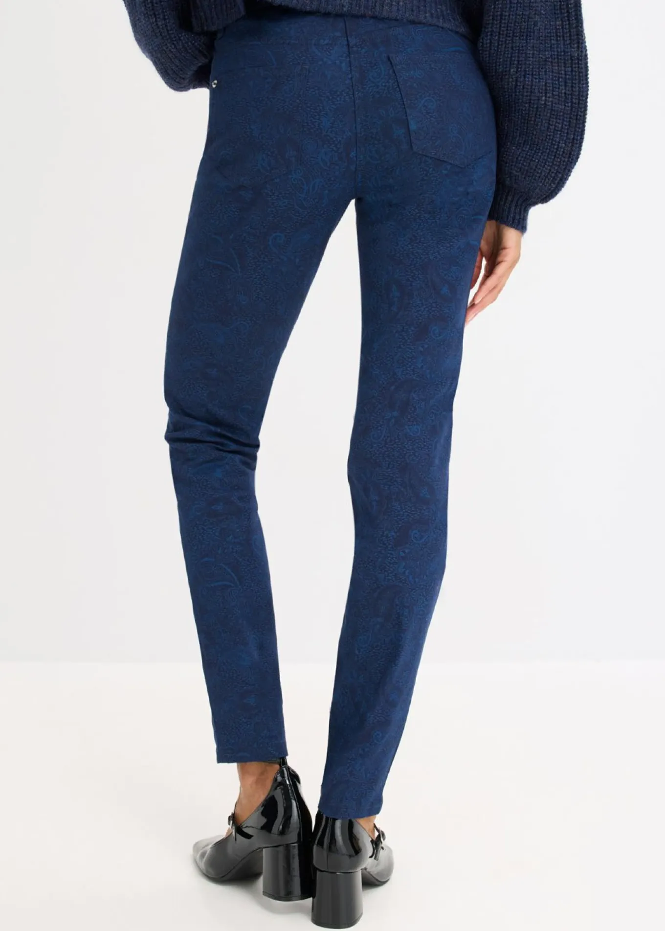 Pantalón de sarga con estampado elegante