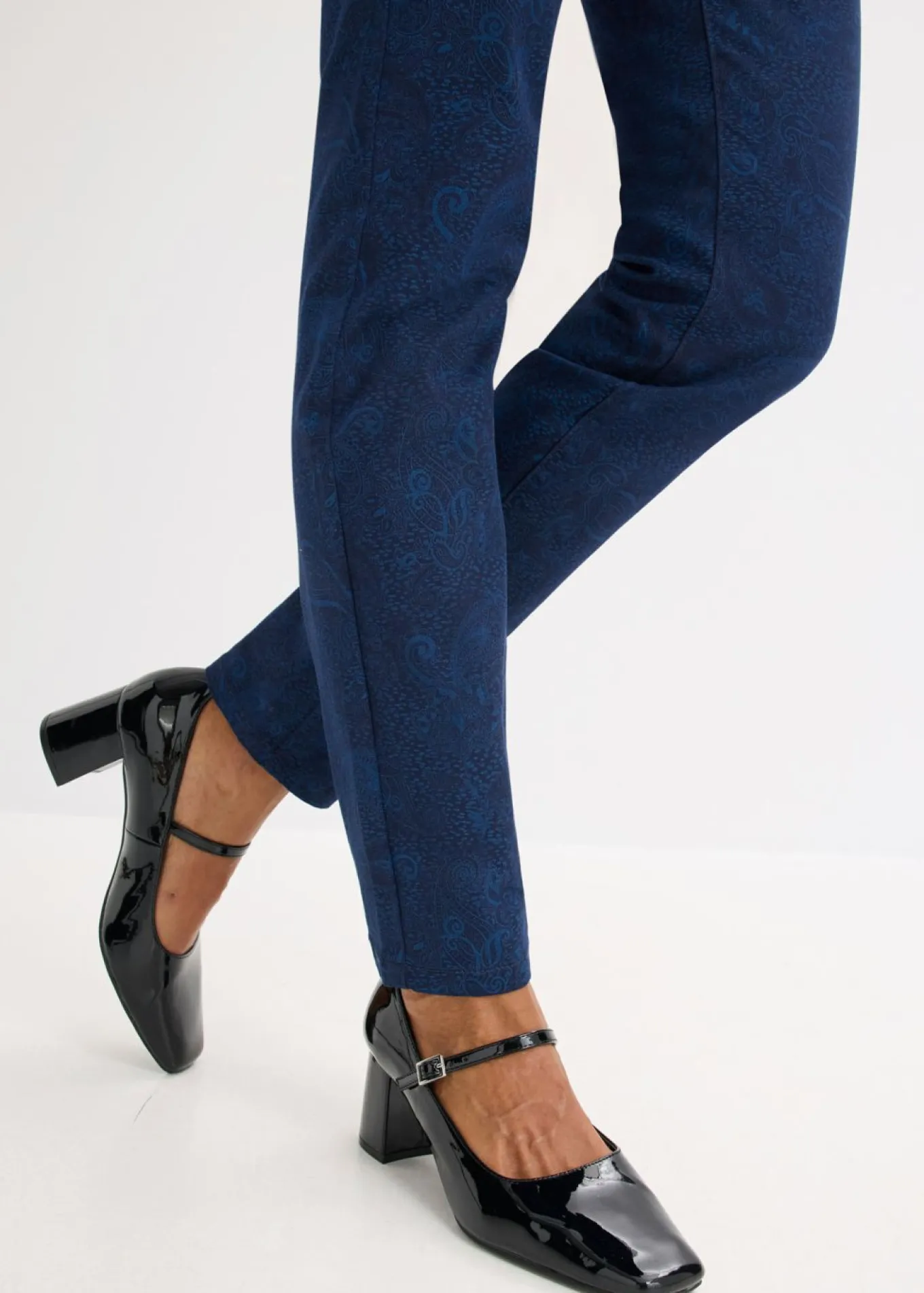 Pantalón de sarga con estampado elegante