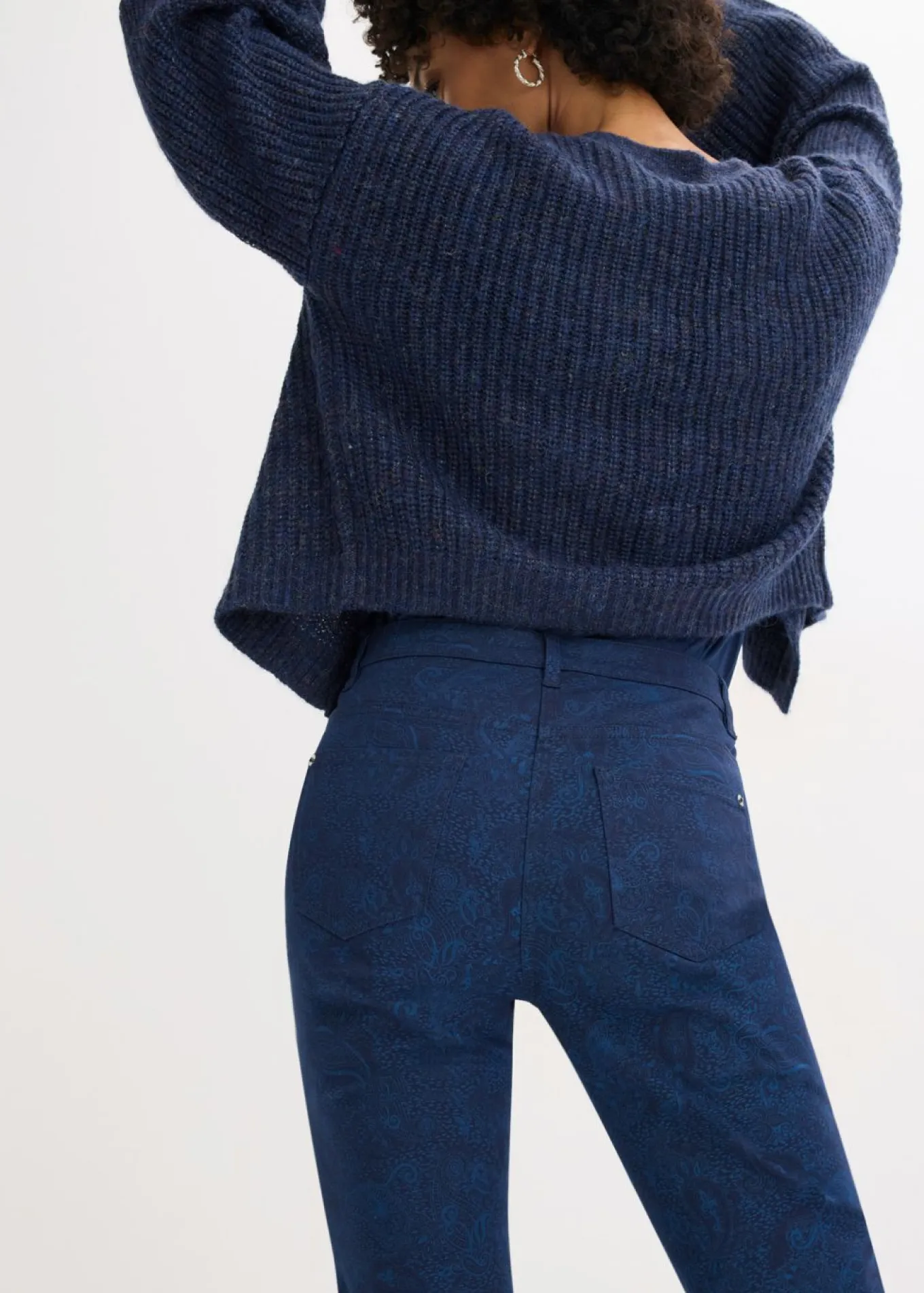 Pantalón de sarga con estampado elegante