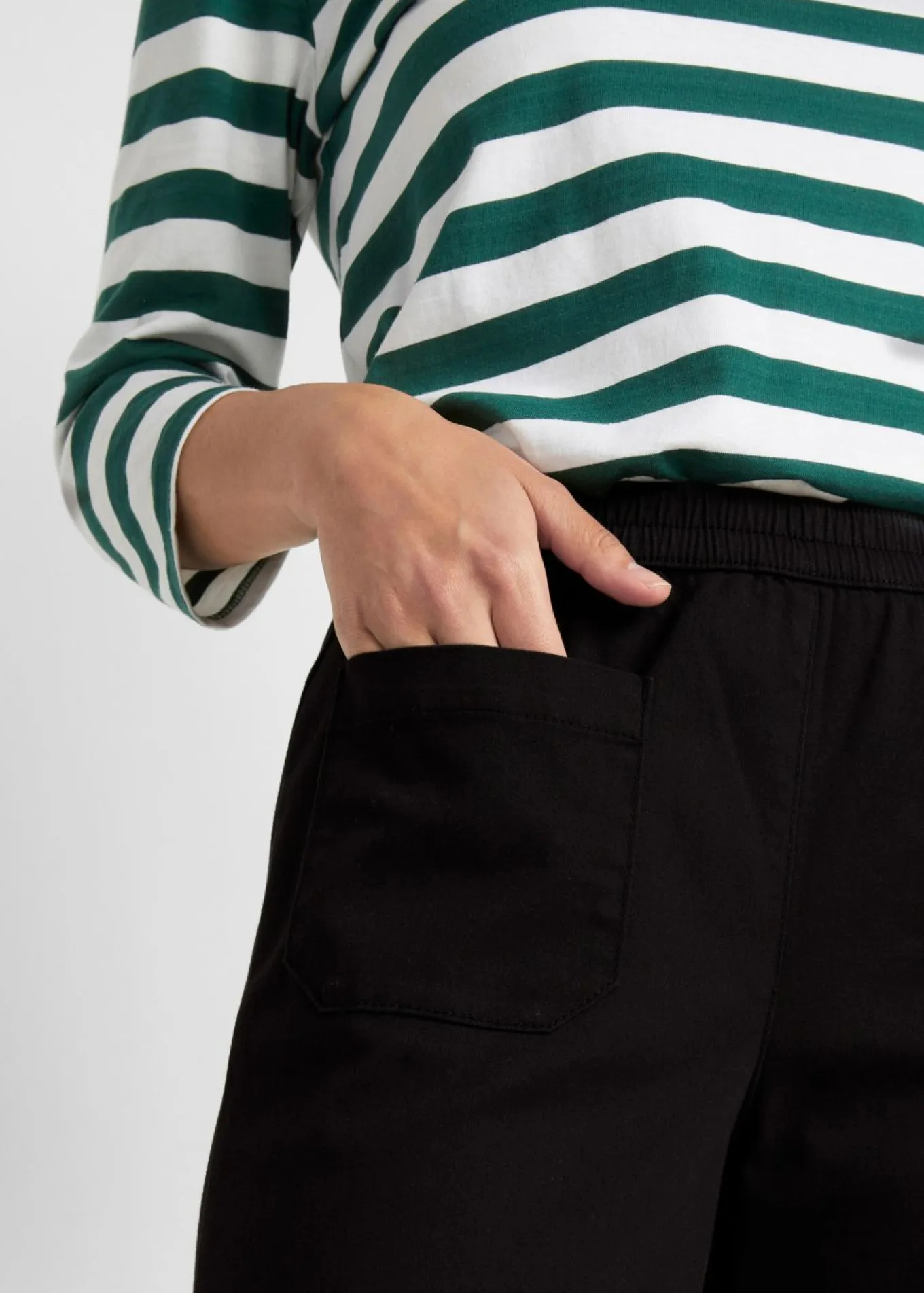 Pantalón de sarga con pernera acampanada y cintura cómoda