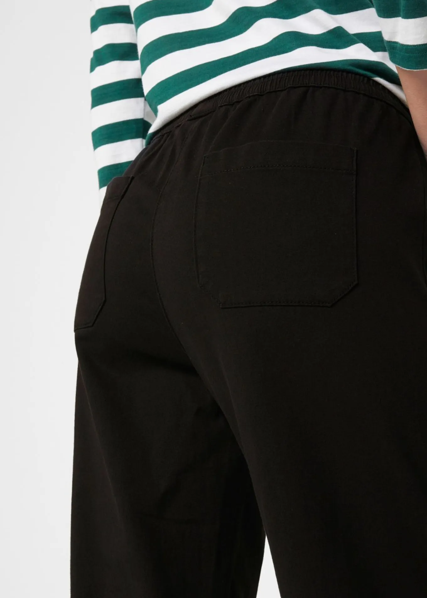 Pantalón de sarga con pernera acampanada y cintura cómoda