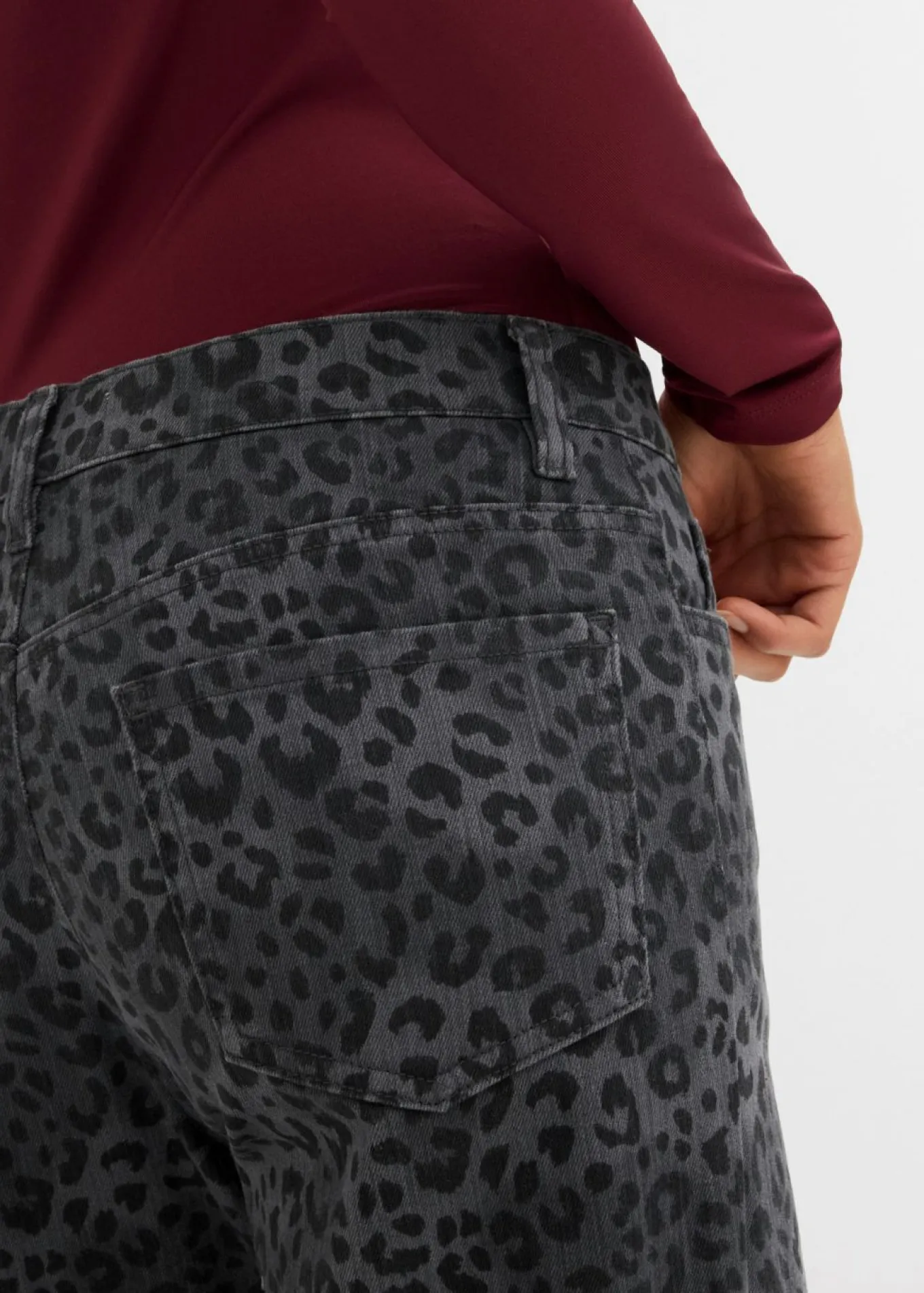 Pantalón de sarga con perneras anchas y estampado de leopardo