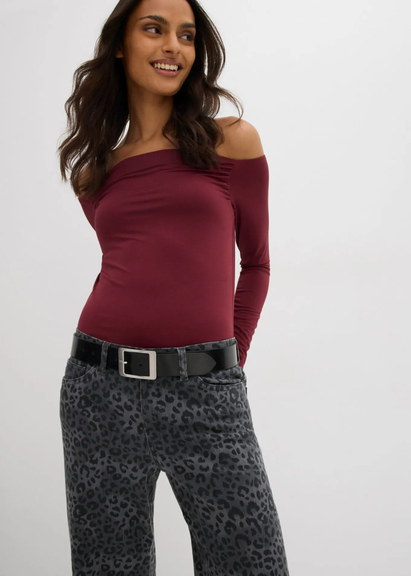 Pantalón de sarga con perneras anchas y estampado de leopardo