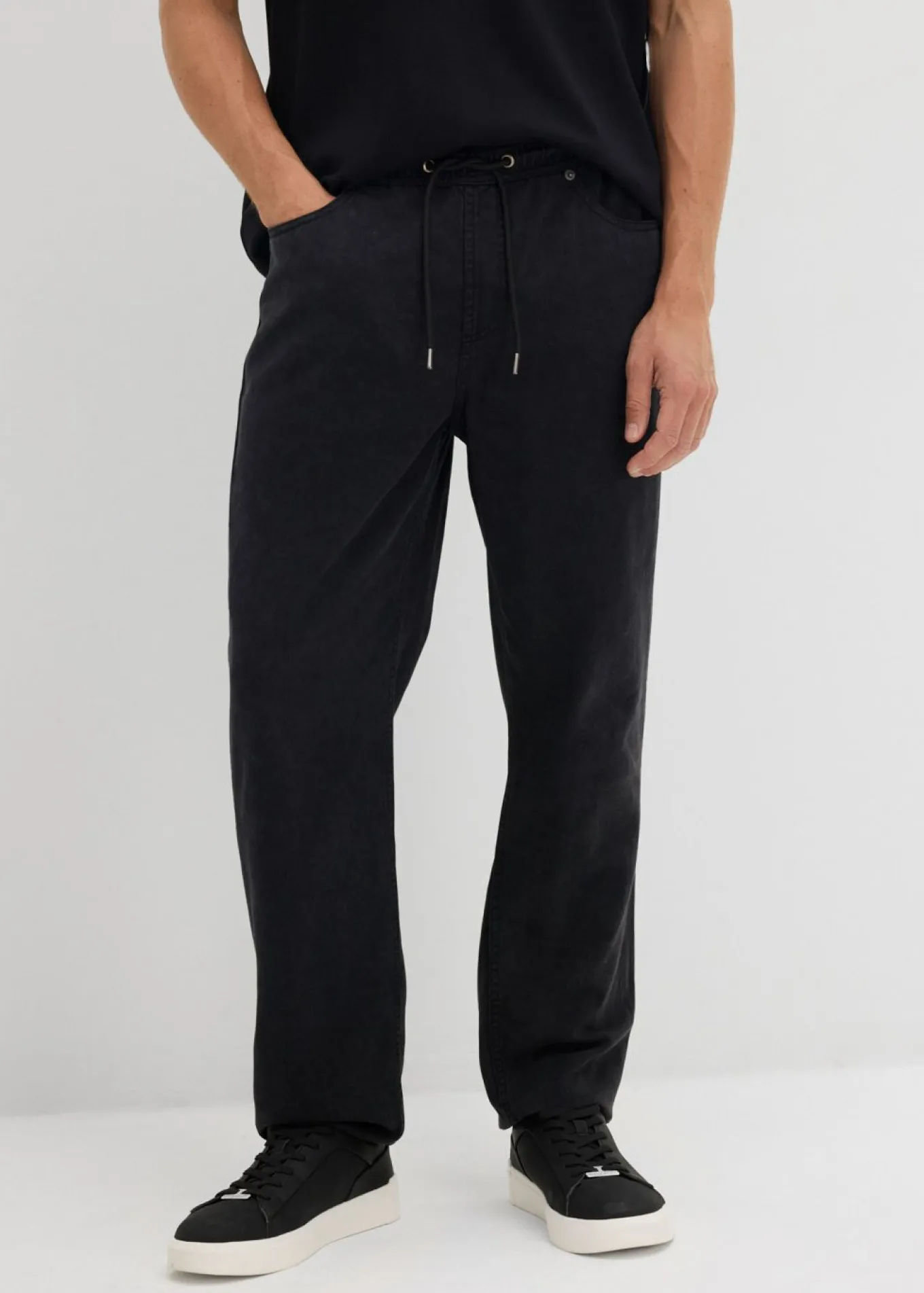 Pantalón de sarga de algodón puro de sarga con corte relajado y tapered