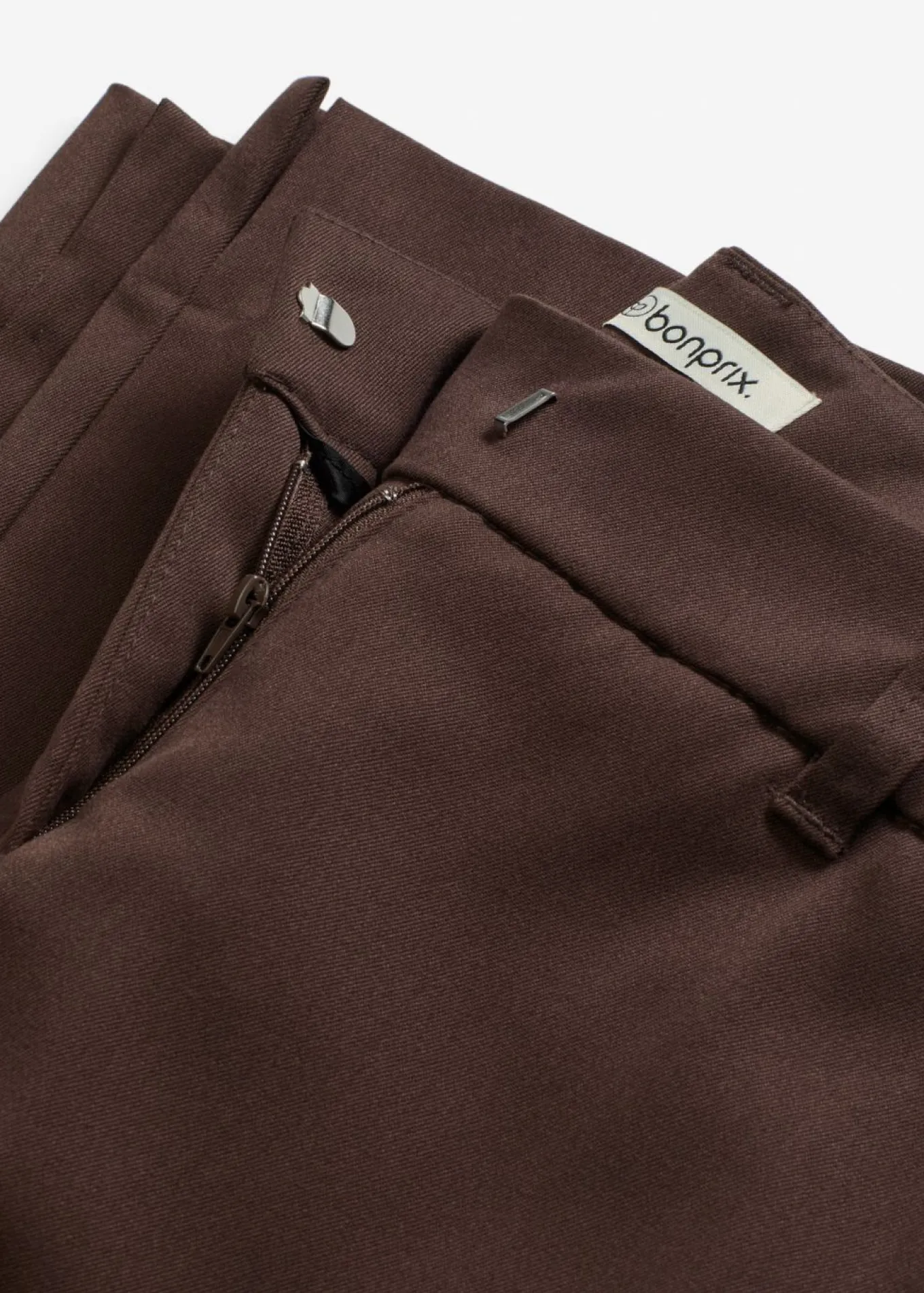 Pantalón de traje con aberturas