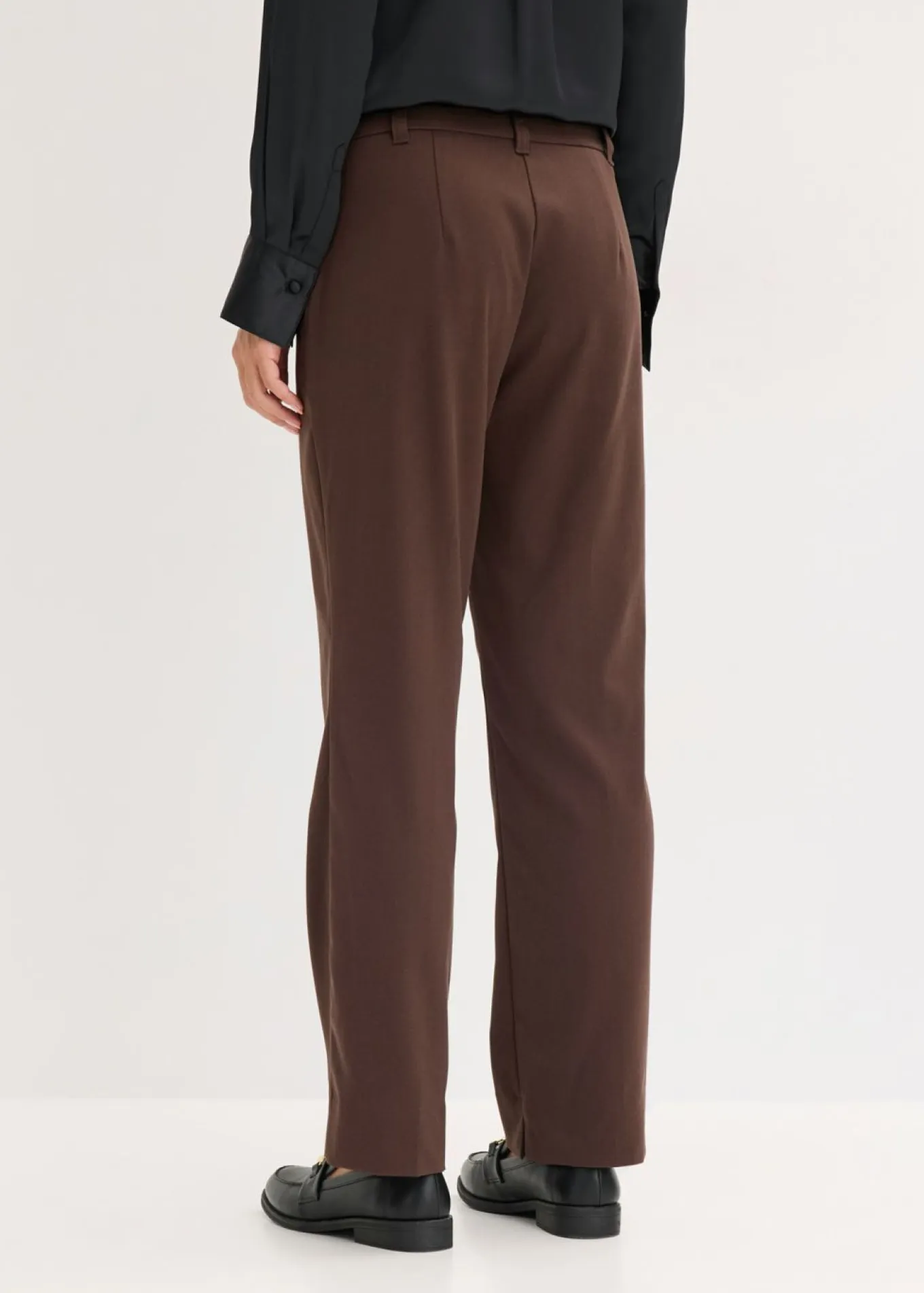 Pantalón de traje con aberturas