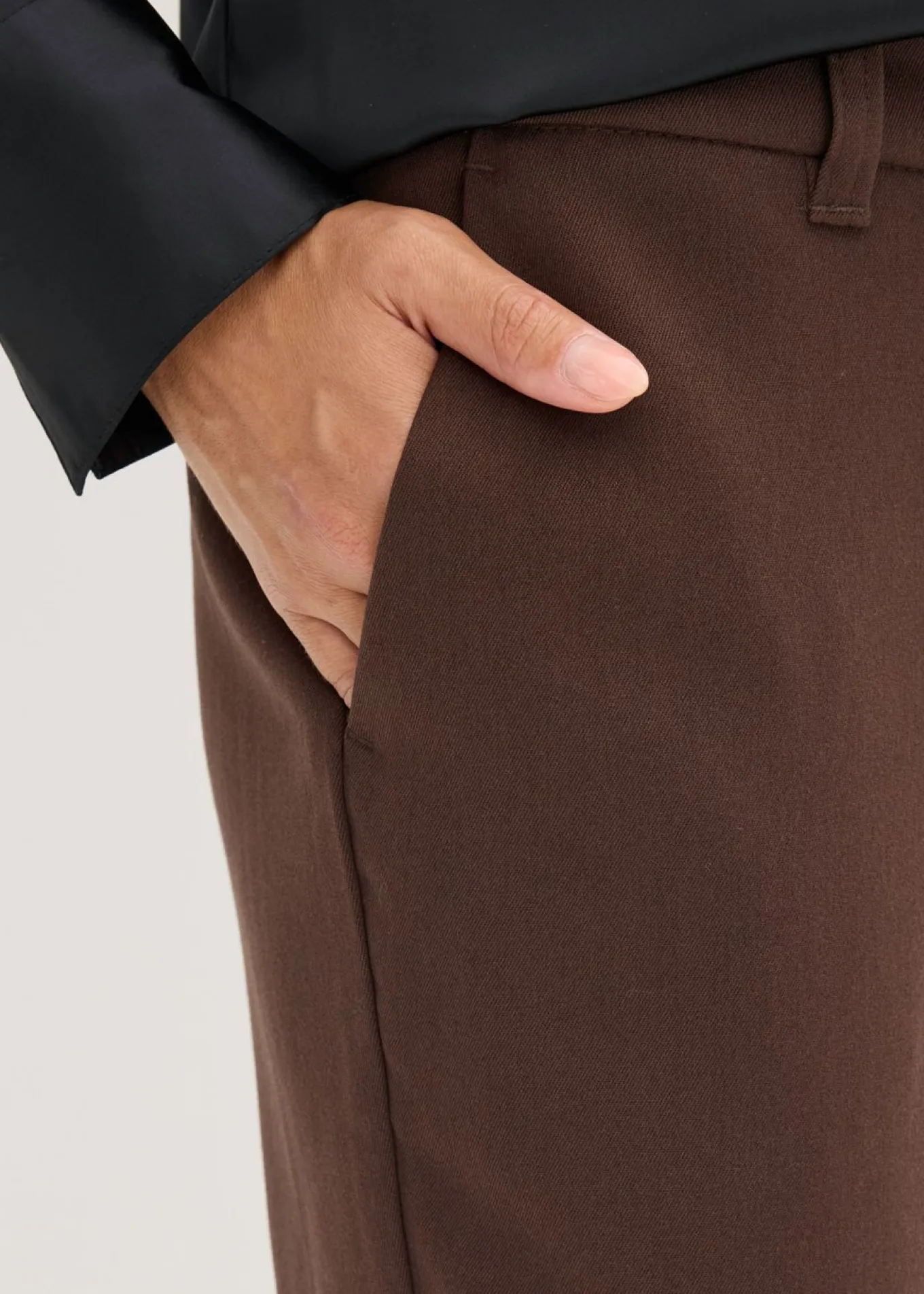 Pantalón de traje con aberturas