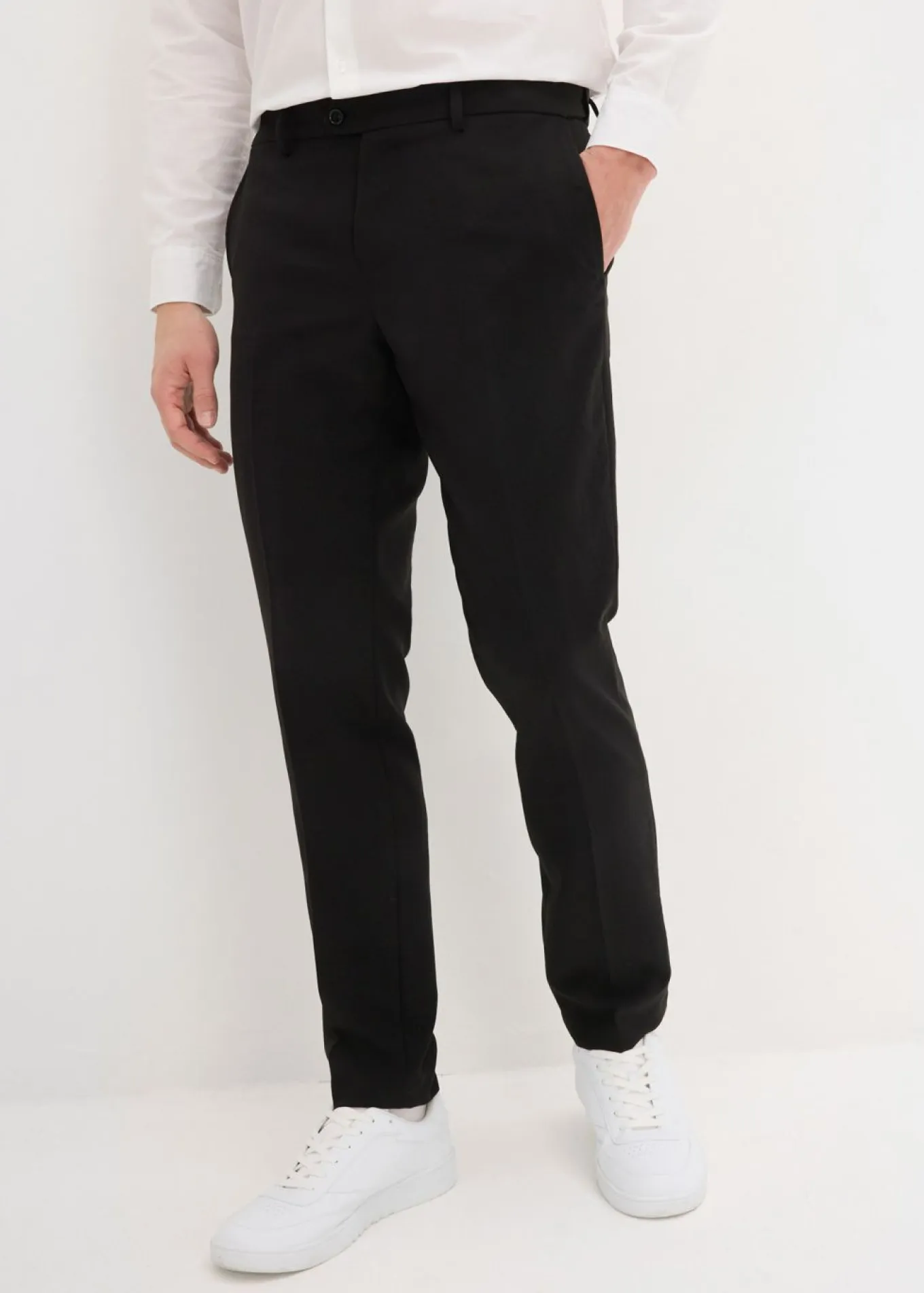 Pantalón de traje con corte entallado