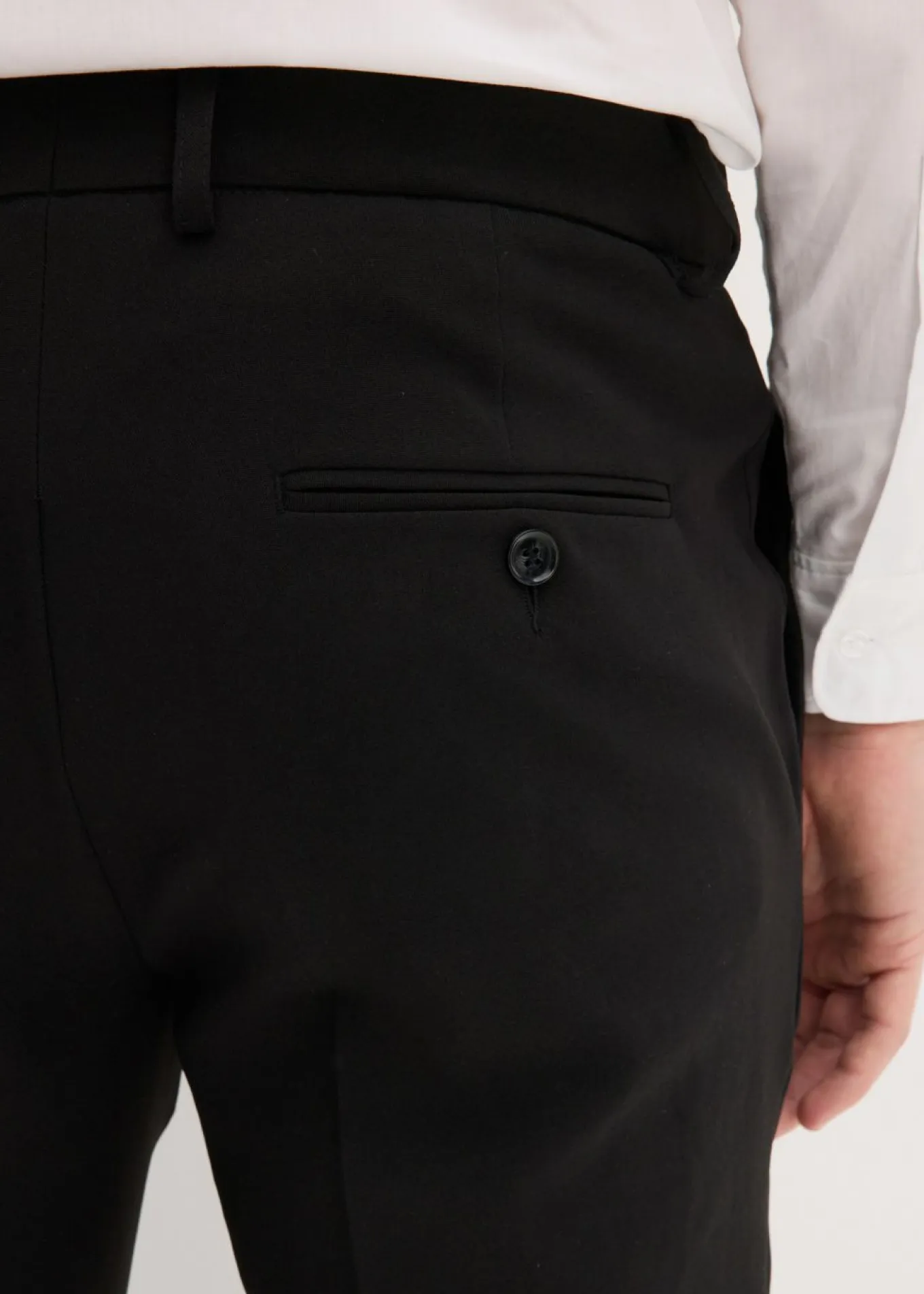 Pantalón de traje con corte entallado