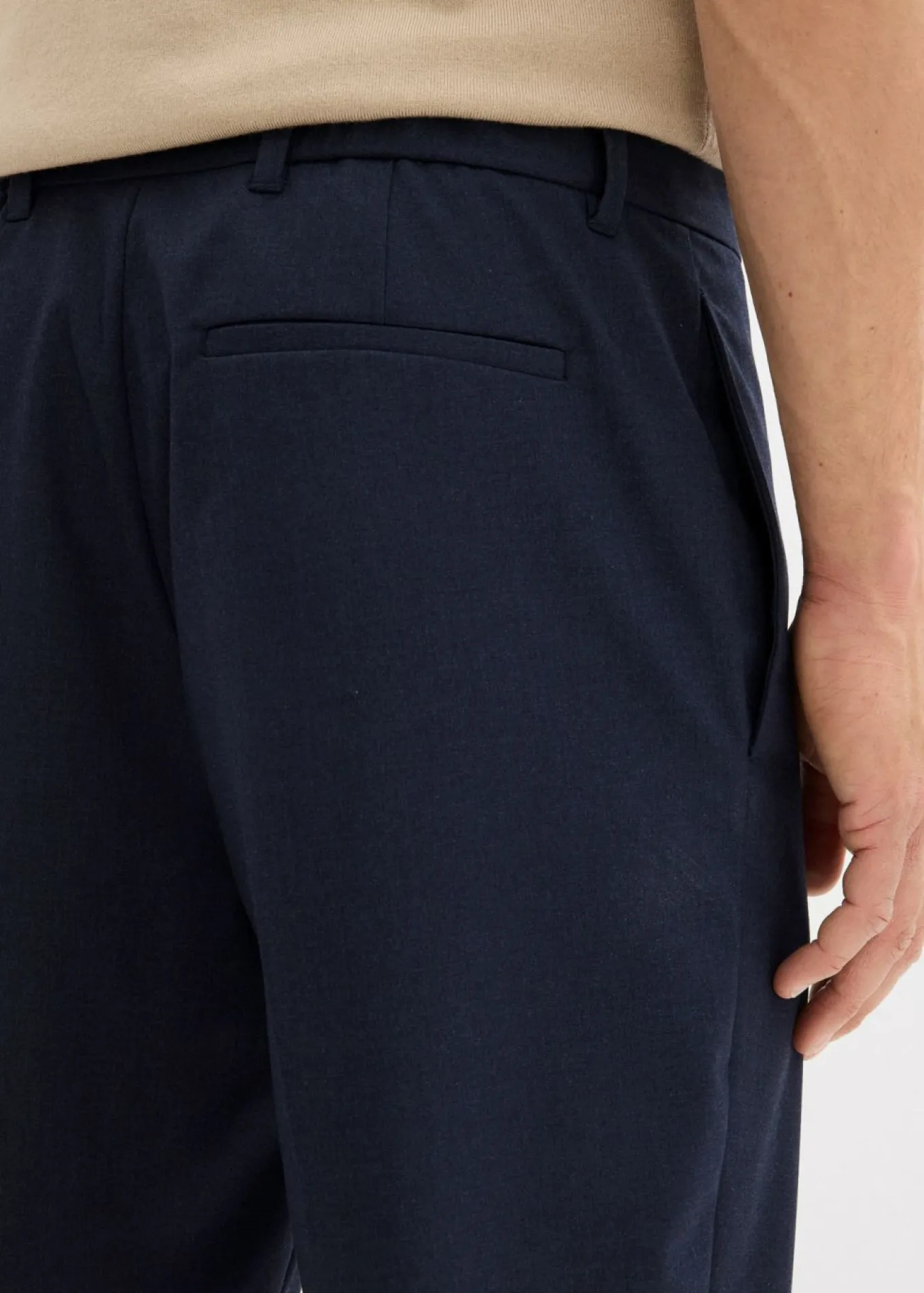 Pantalón de traje con corte informal