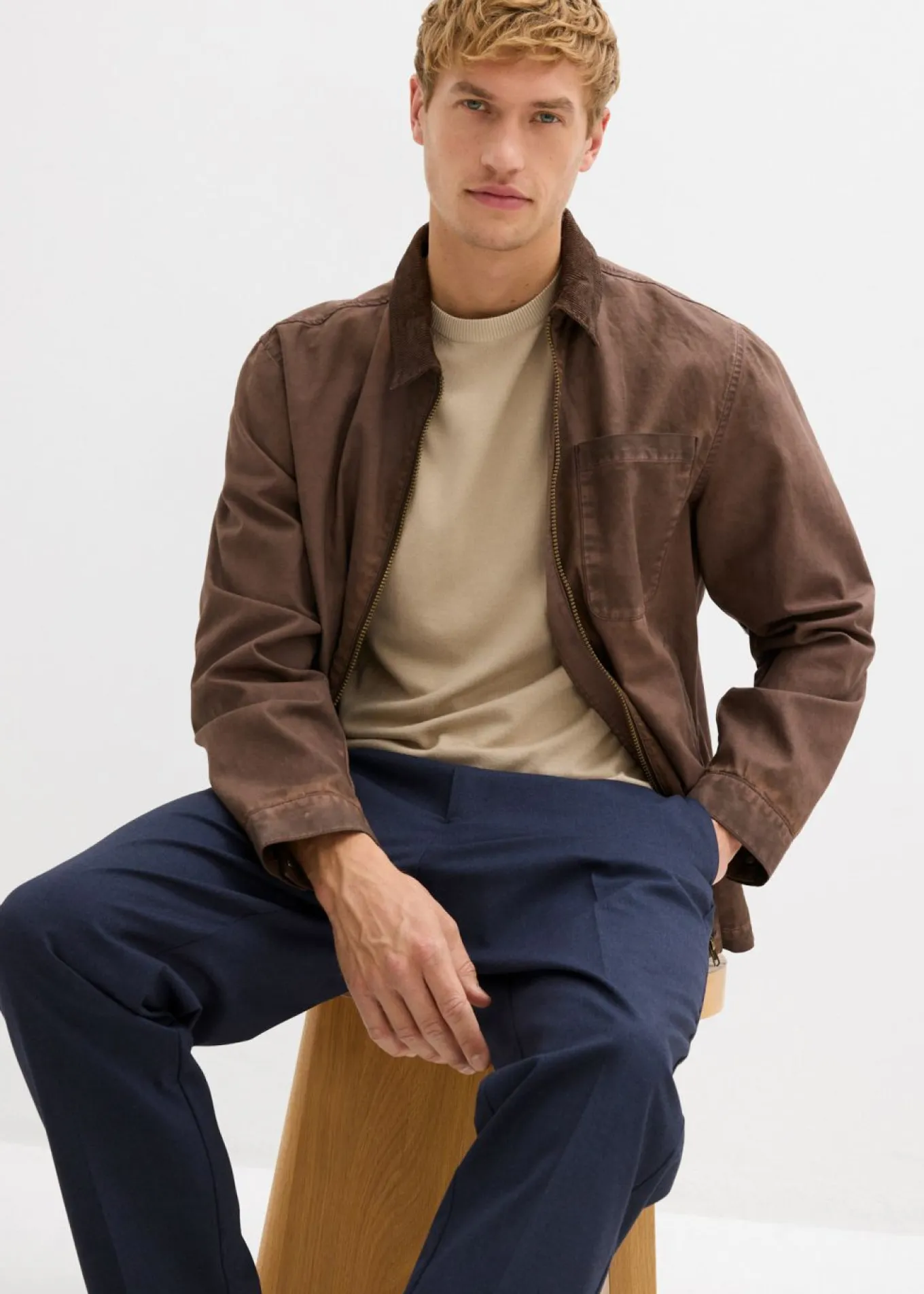 Pantalón de traje con corte informal