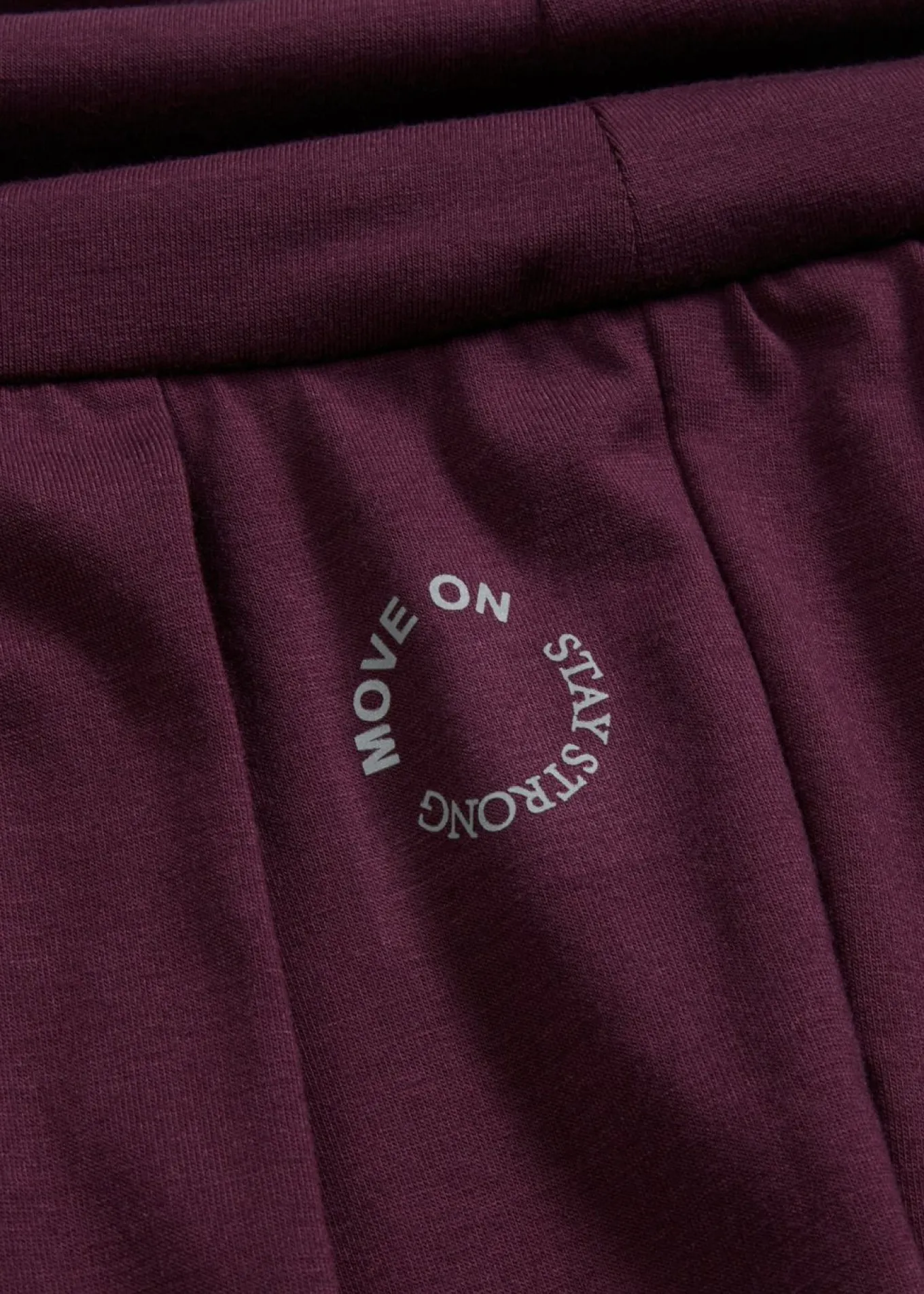 Pantalón deportivo ancho con cintura doblada
