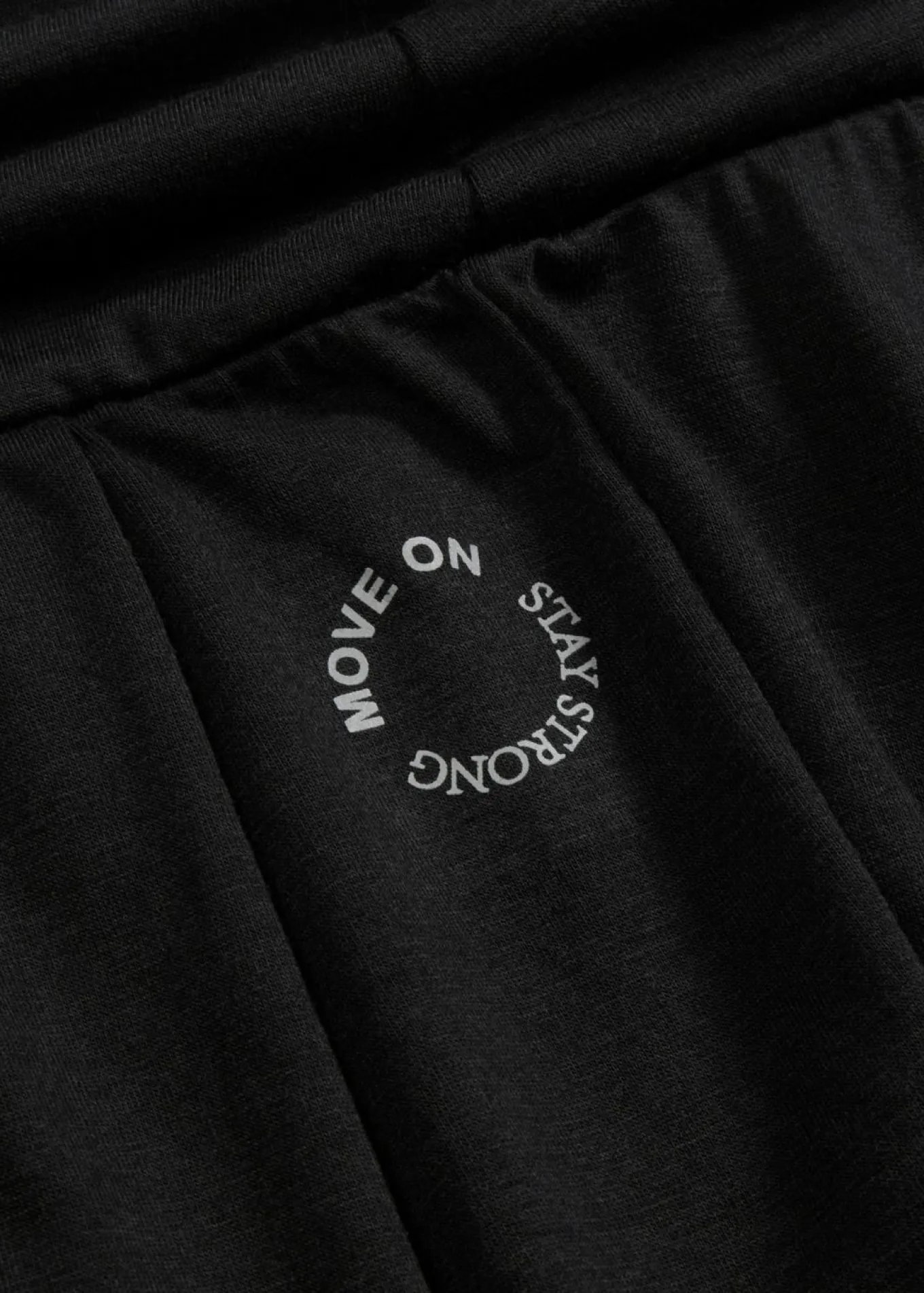 Pantalón deportivo ancho con cintura doblada