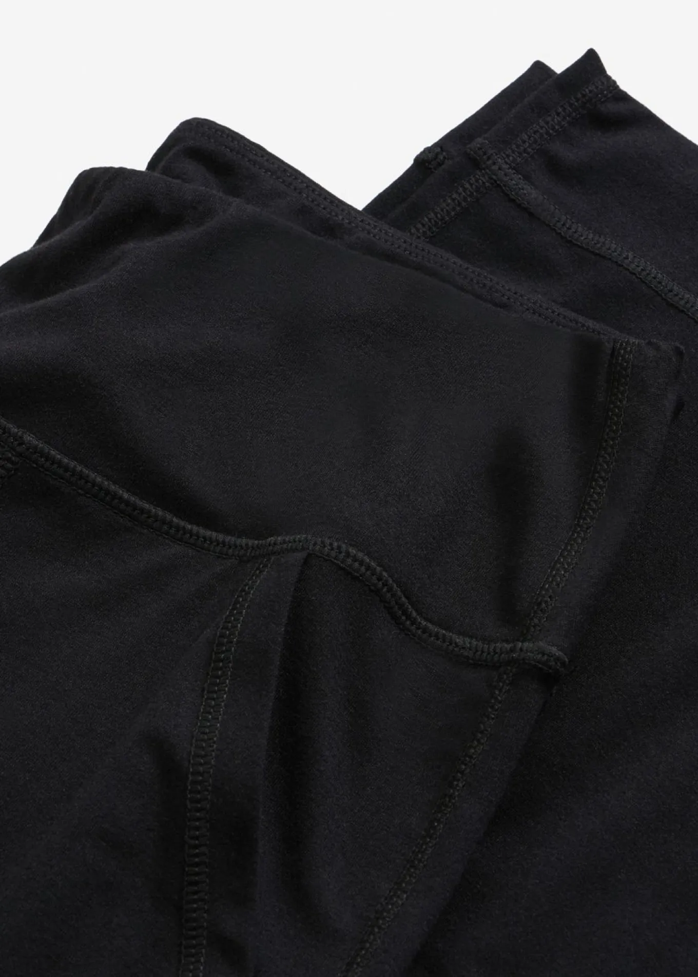 Pantalón deportivo con bolsillos y material de secado rápido