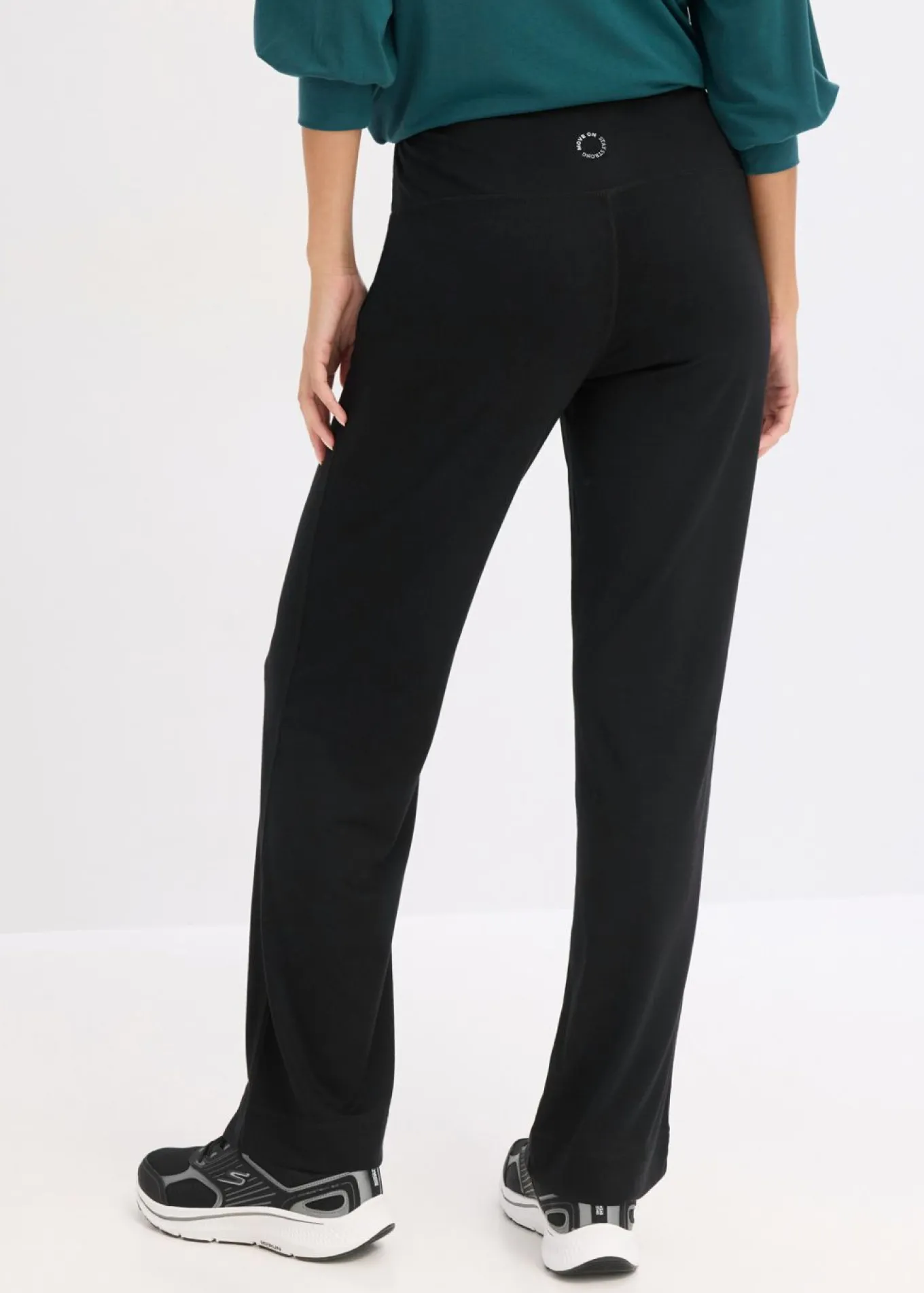 Pantalón deportivo con bolsillos y material de secado rápido