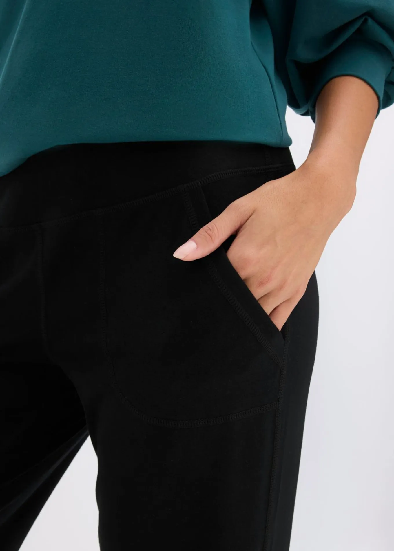 Pantalón deportivo con bolsillos y material de secado rápido