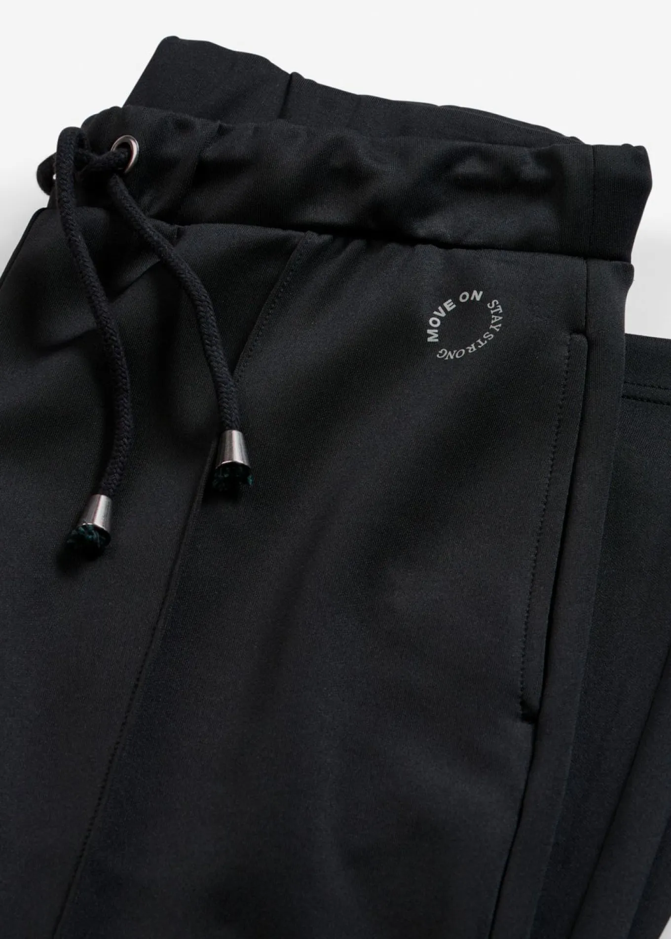 Pantalón deportivo con costuras decorativas