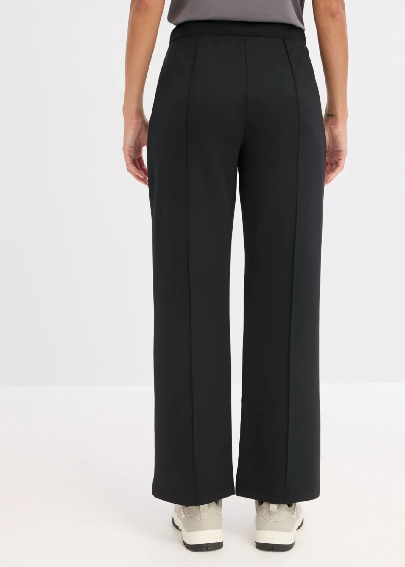 Pantalón deportivo con costuras decorativas