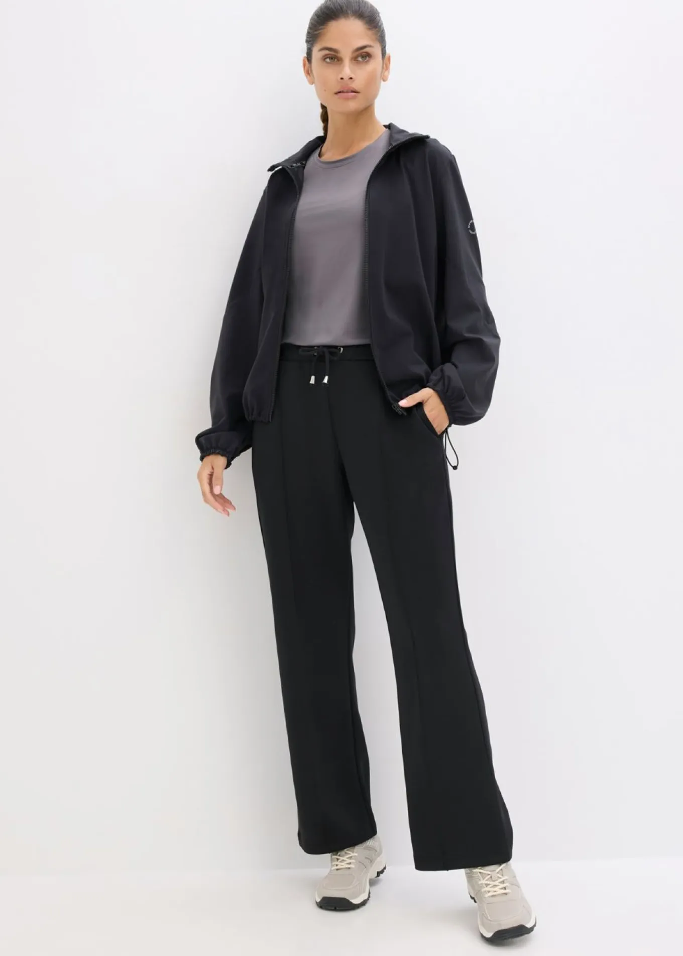Pantalón deportivo con costuras decorativas