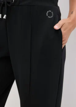 Pantalón deportivo con costuras decorativas