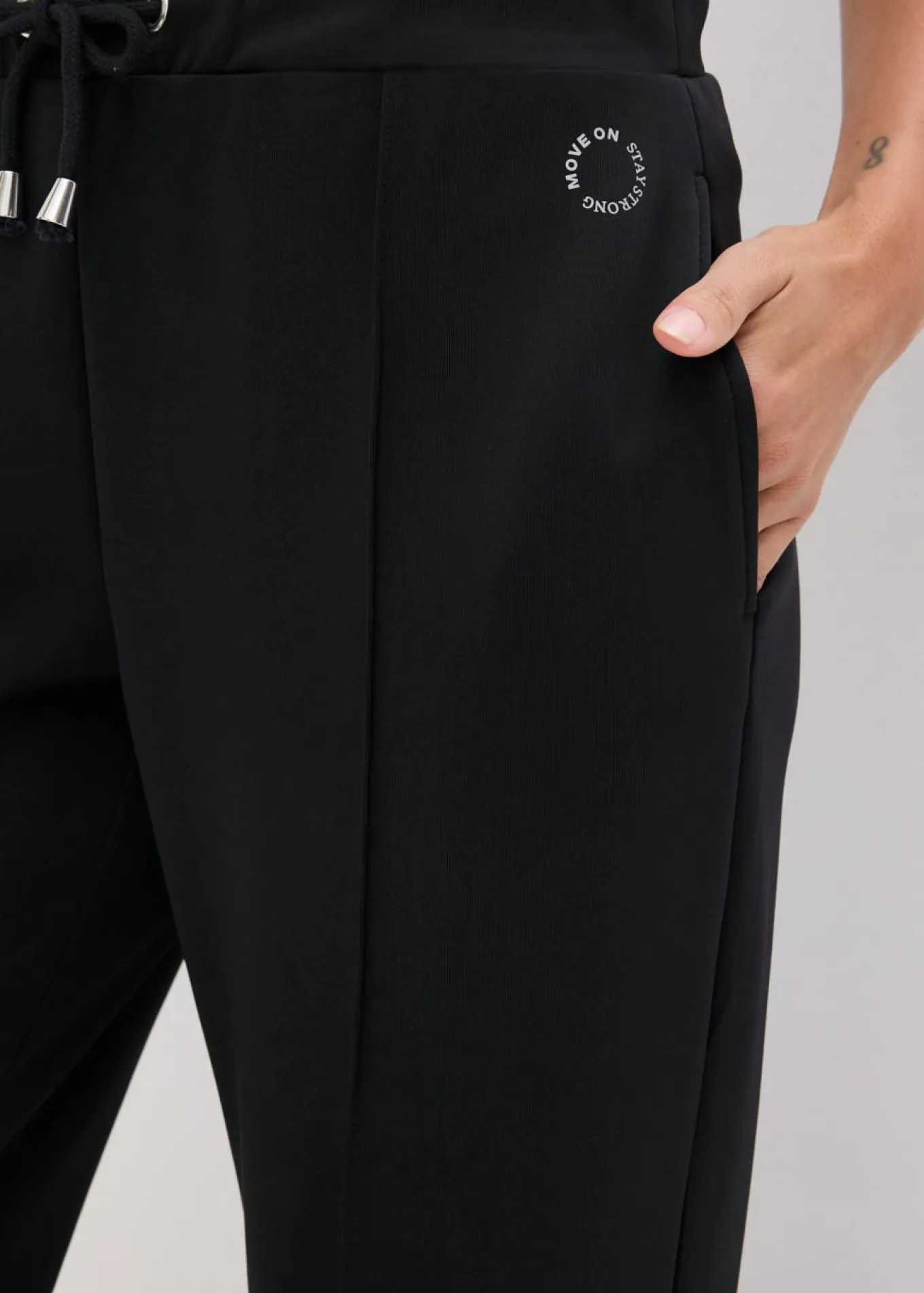 Pantalón deportivo con costuras decorativas