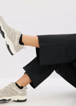 Pantalón deportivo con costuras decorativas