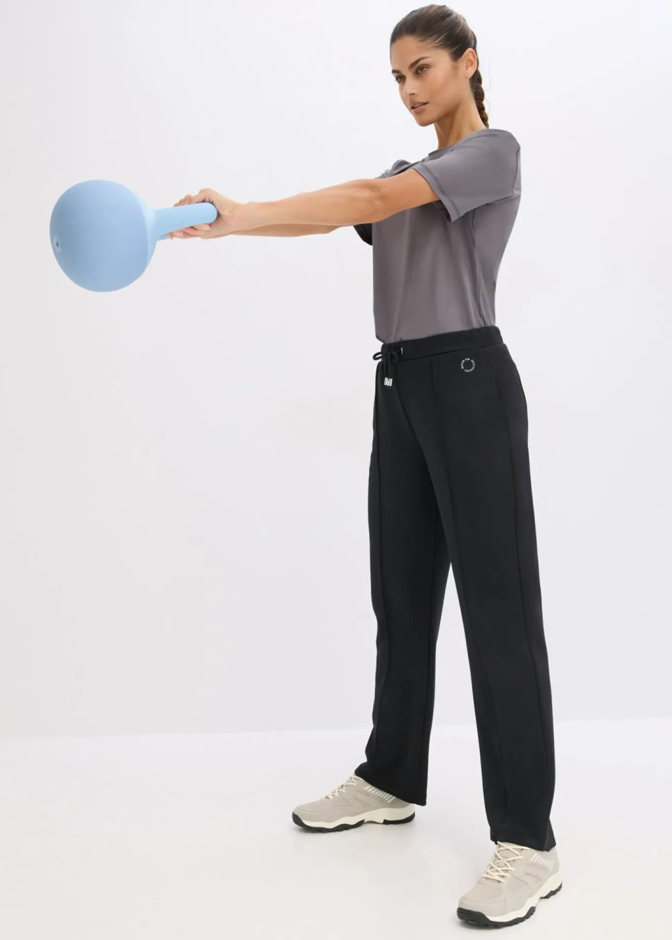 Pantalón deportivo con costuras decorativas